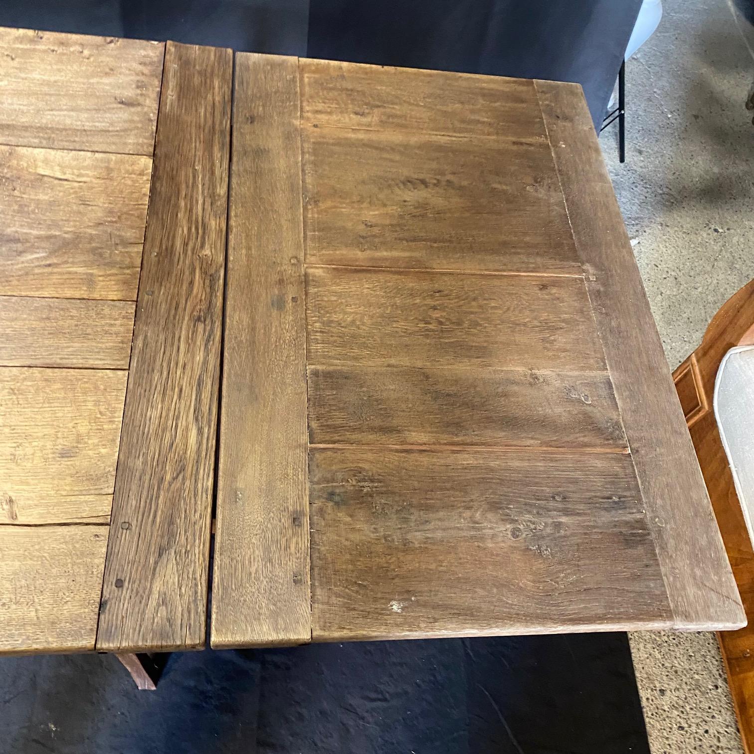 Table de salle à manger à rallonge en Oak Oak du 19ème siècle, riche en caractère en vente 4