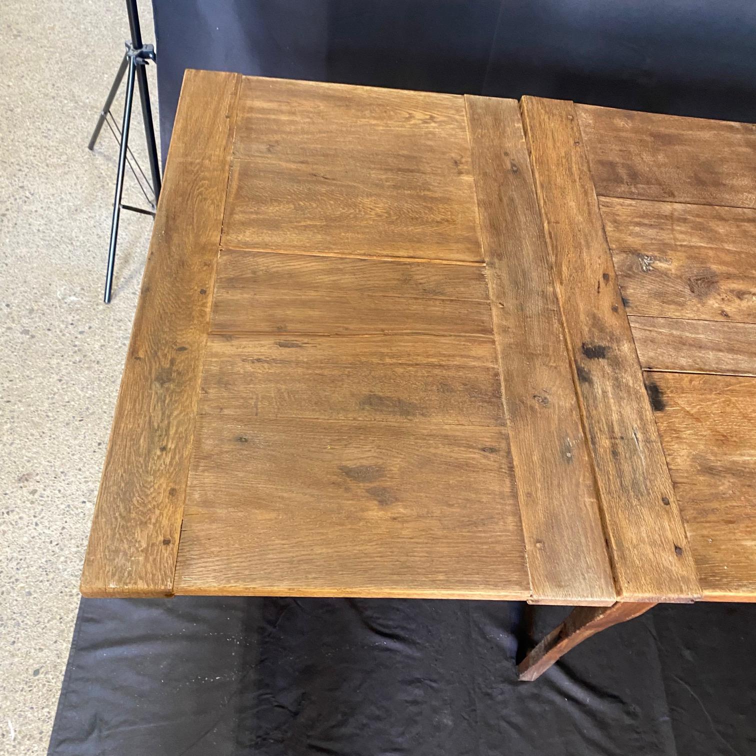 Table de salle à manger à rallonge en Oak Oak du 19ème siècle, riche en caractère en vente 5
