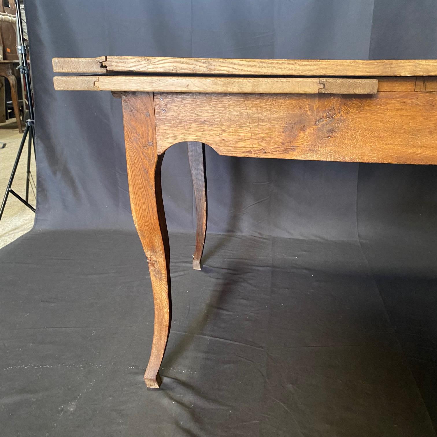 Table de salle à manger à rallonge en Oak Oak du 19ème siècle, riche en caractère en vente 8