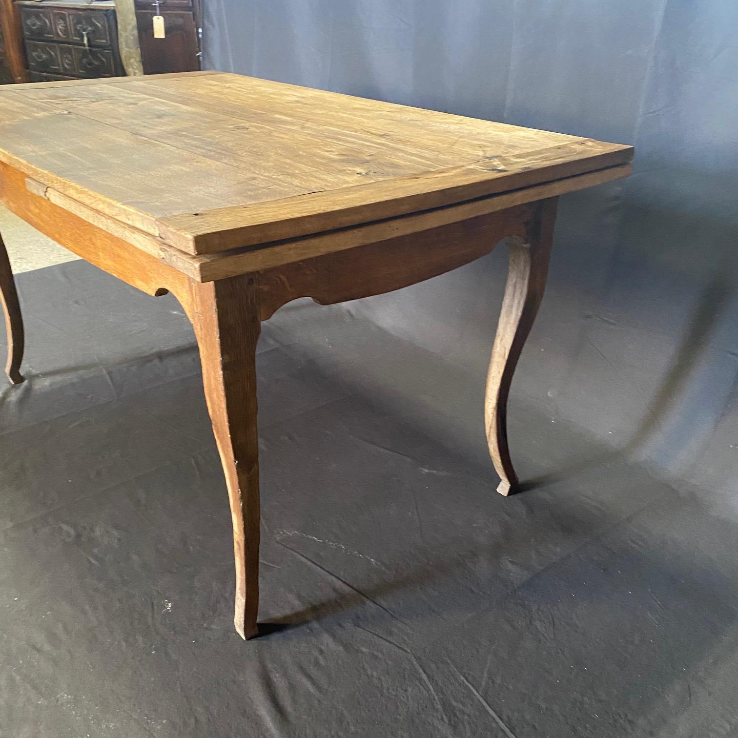 Table de salle à manger à rallonge en Oak Oak du 19ème siècle, riche en caractère en vente 9