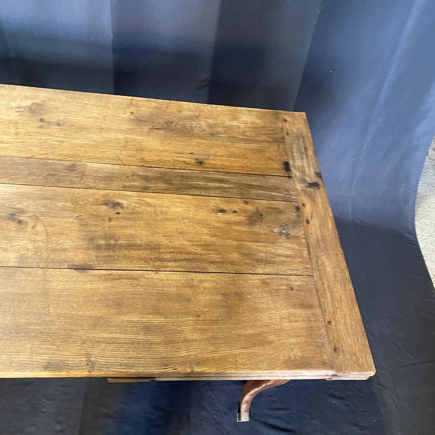 Provincial français Table de salle à manger à rallonge en Oak Oak du 19ème siècle, riche en caractère en vente