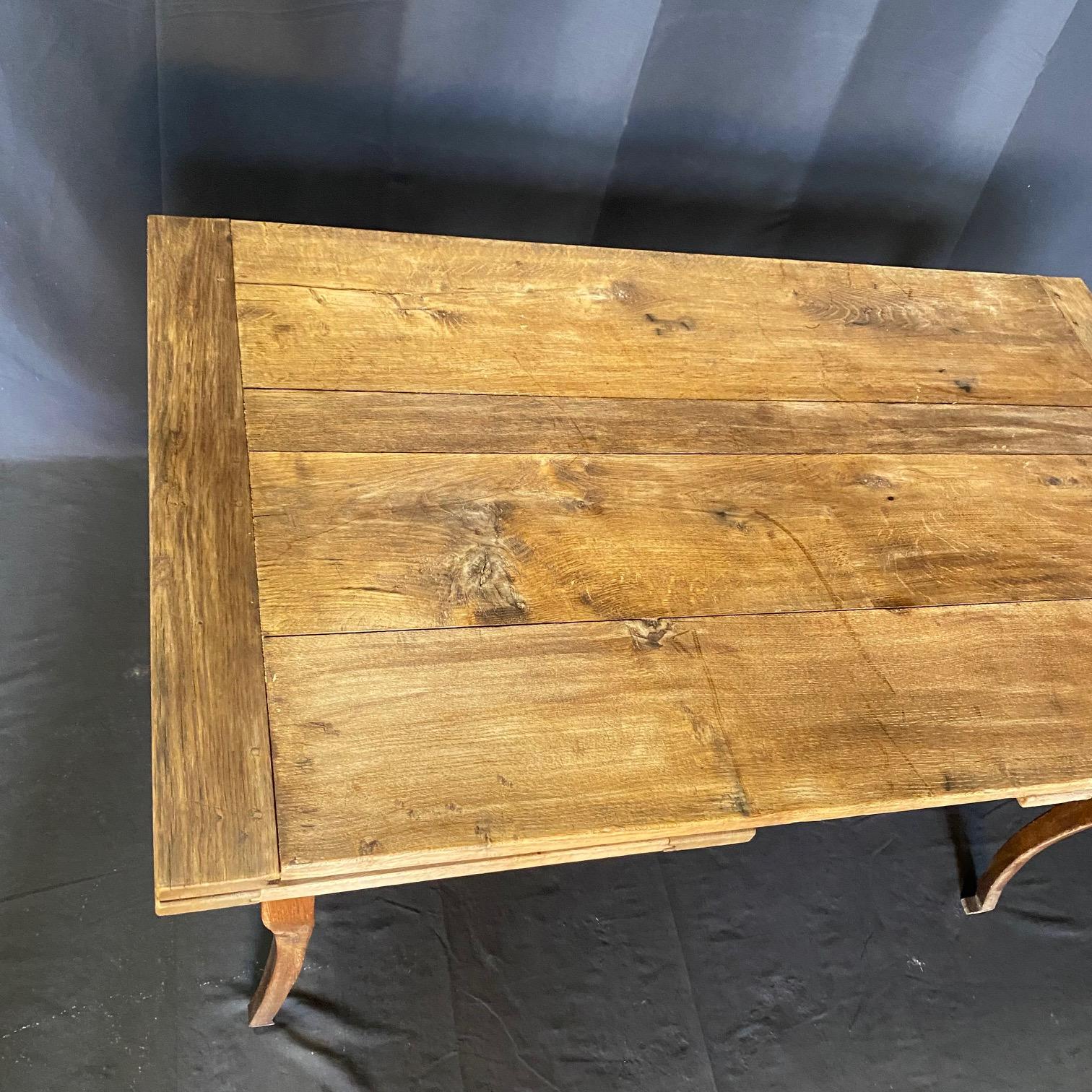 Français Table de salle à manger à rallonge en Oak Oak du 19ème siècle, riche en caractère en vente