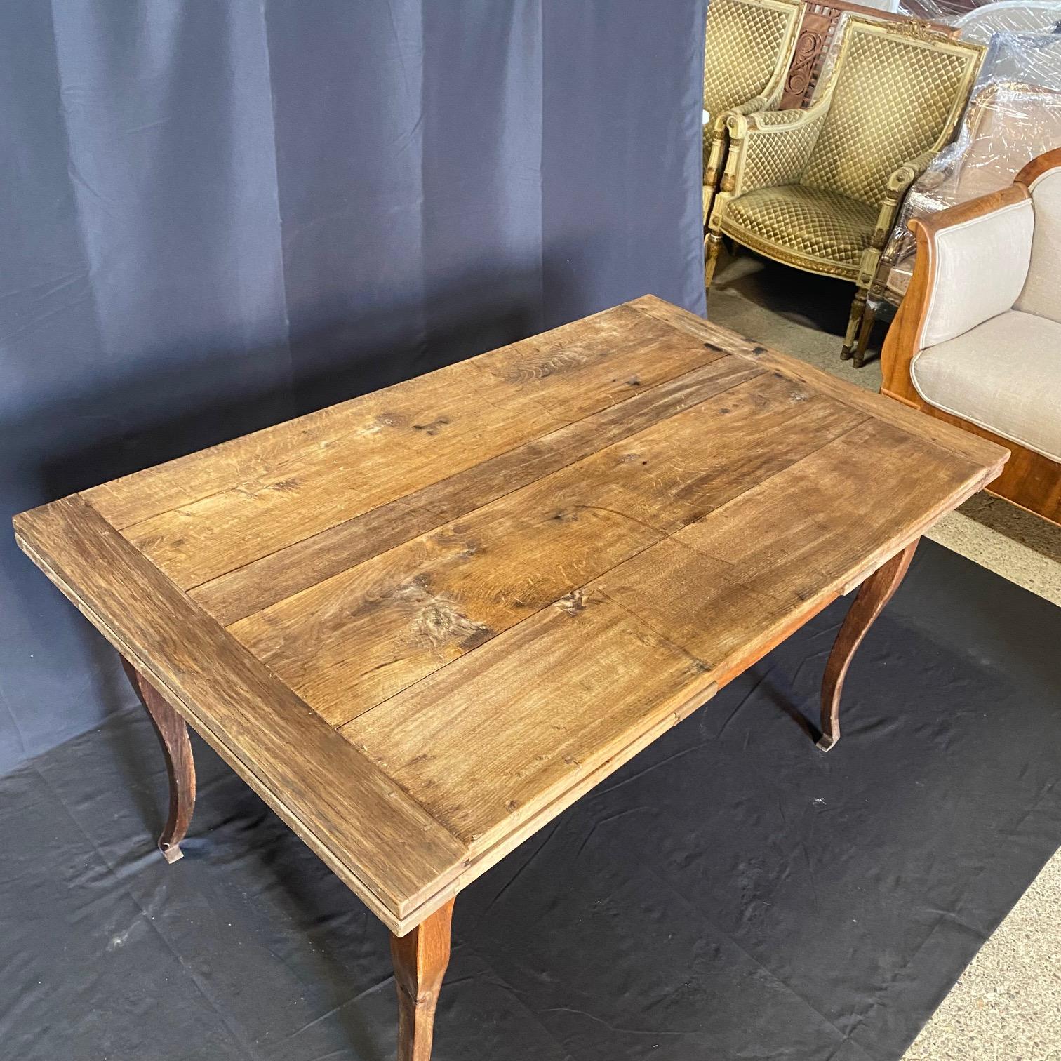 Table de salle à manger à rallonge en Oak Oak du 19ème siècle, riche en caractère Bon état - En vente à Hopewell, NJ