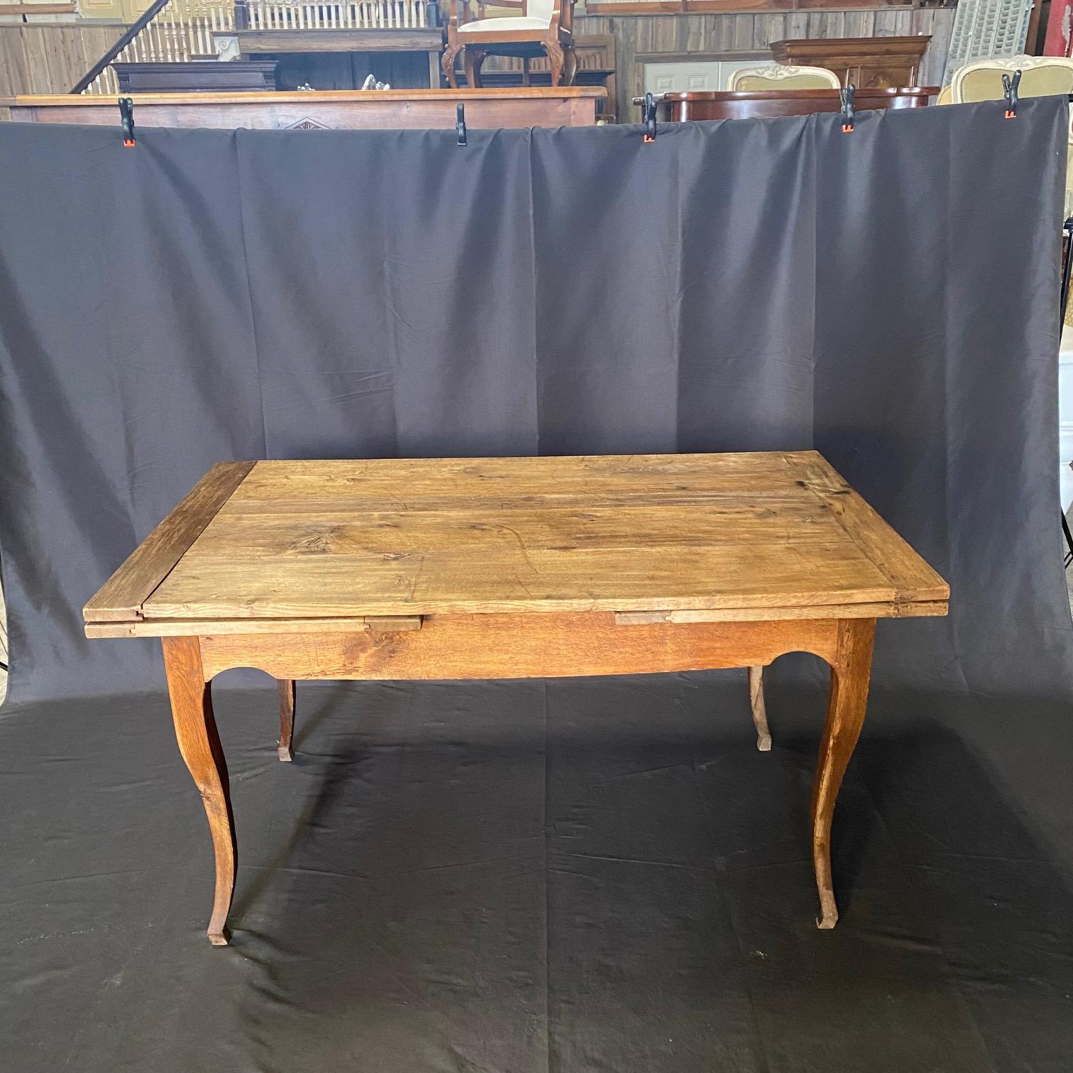 XIXe siècle Table de salle à manger à rallonge en Oak Oak du 19ème siècle, riche en caractère en vente