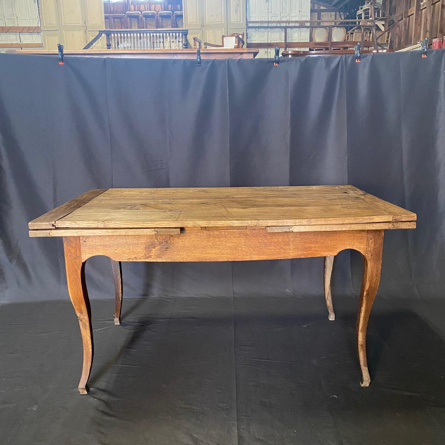 Chêne Table de salle à manger à rallonge en Oak Oak du 19ème siècle, riche en caractère en vente
