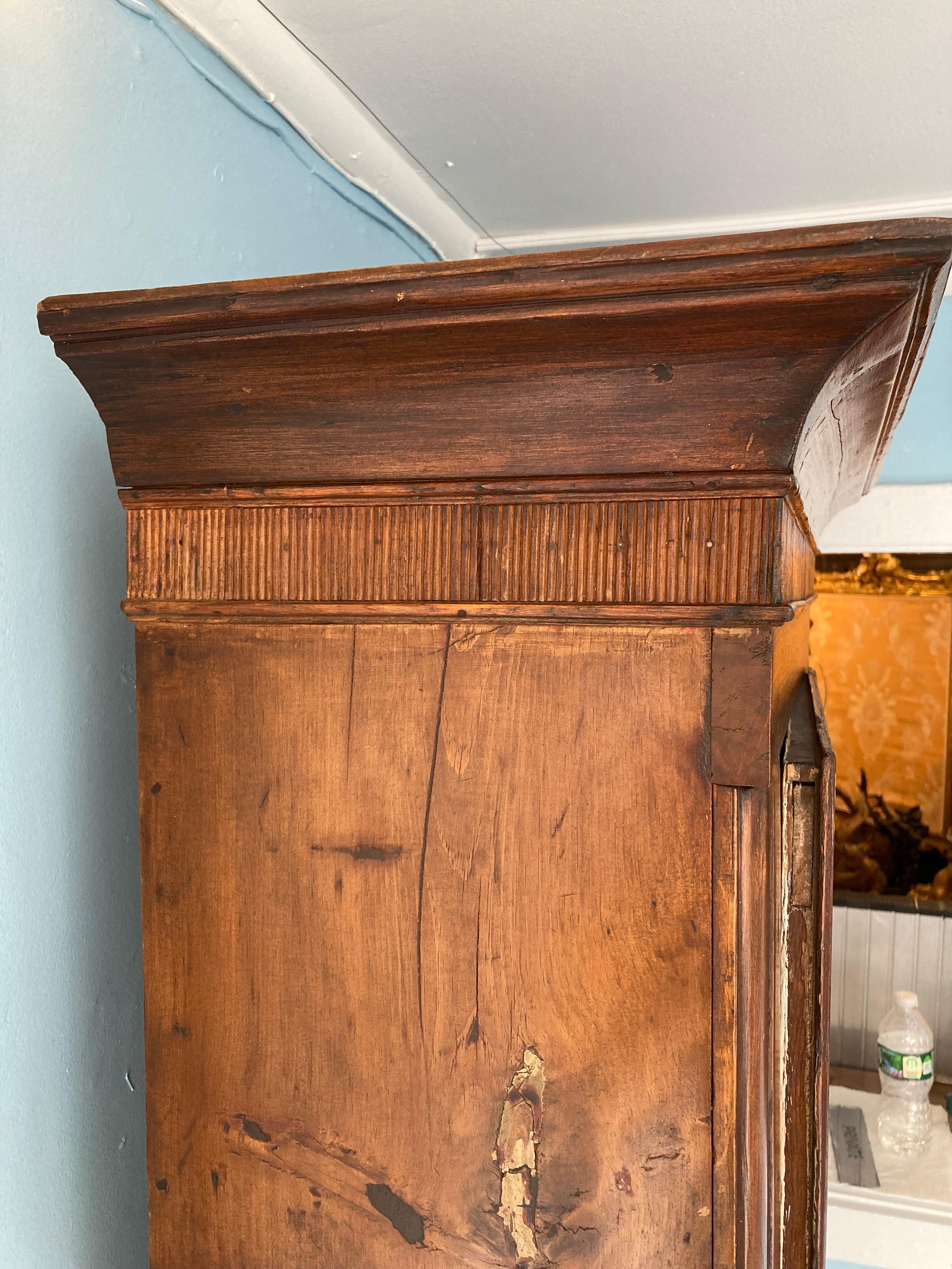Character Rich Early American Carved Pine Cupboard In Good Condition For Sale In Hopewell, NJ