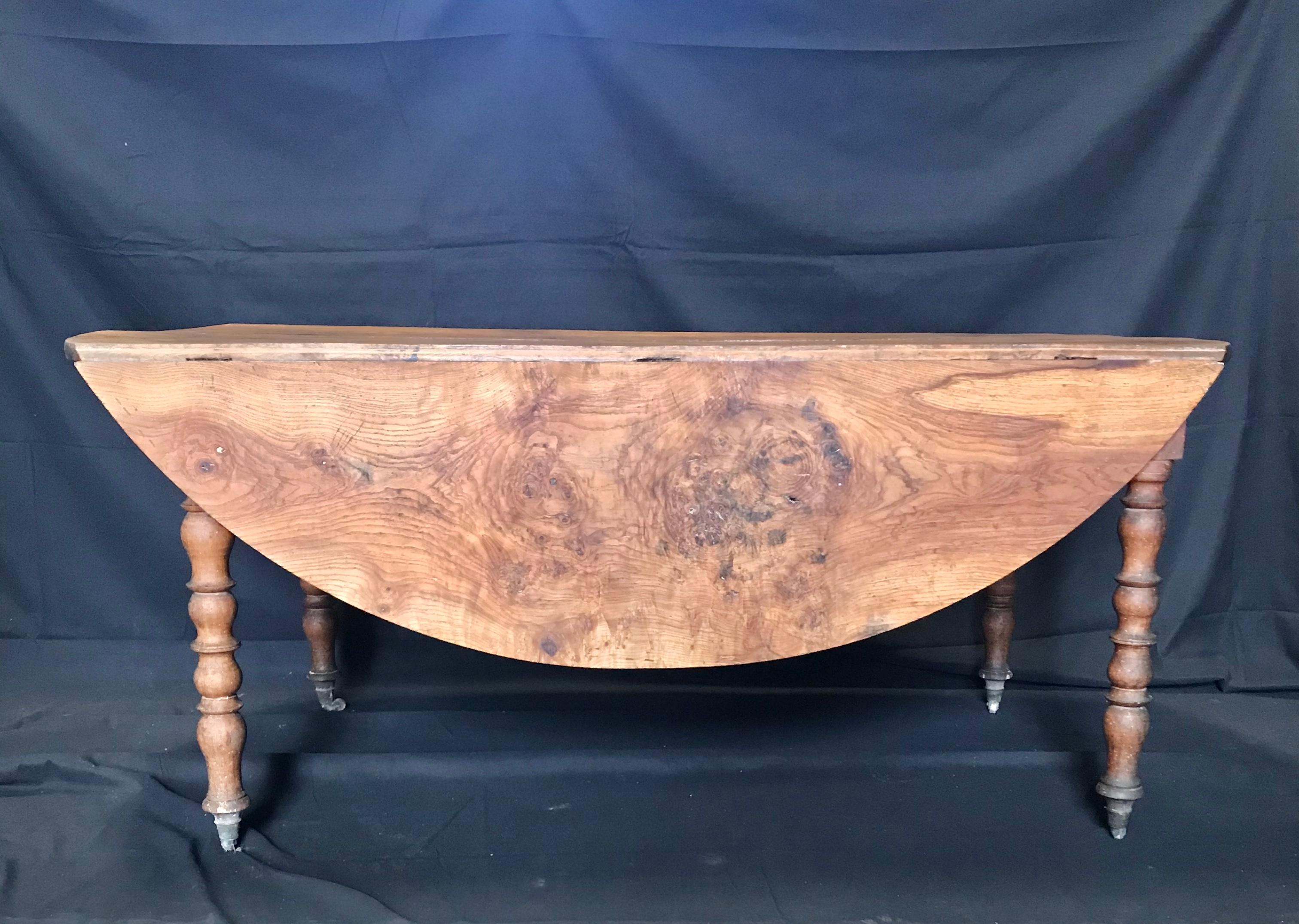 Character Rich Elm Antique Drop Leaf Round Dining Table In Good Condition In Hopewell, NJ