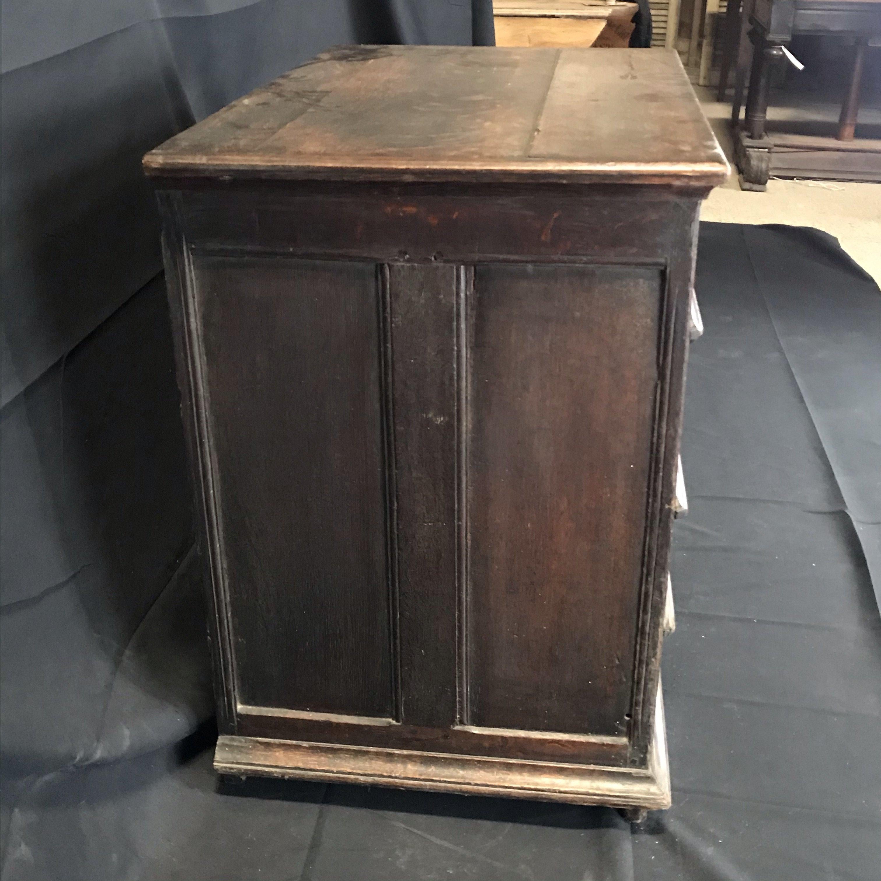 Carlo II Cassettiera in quercia del periodo Charles II, ricca di carattere, della metà del XVII secolo in vendita