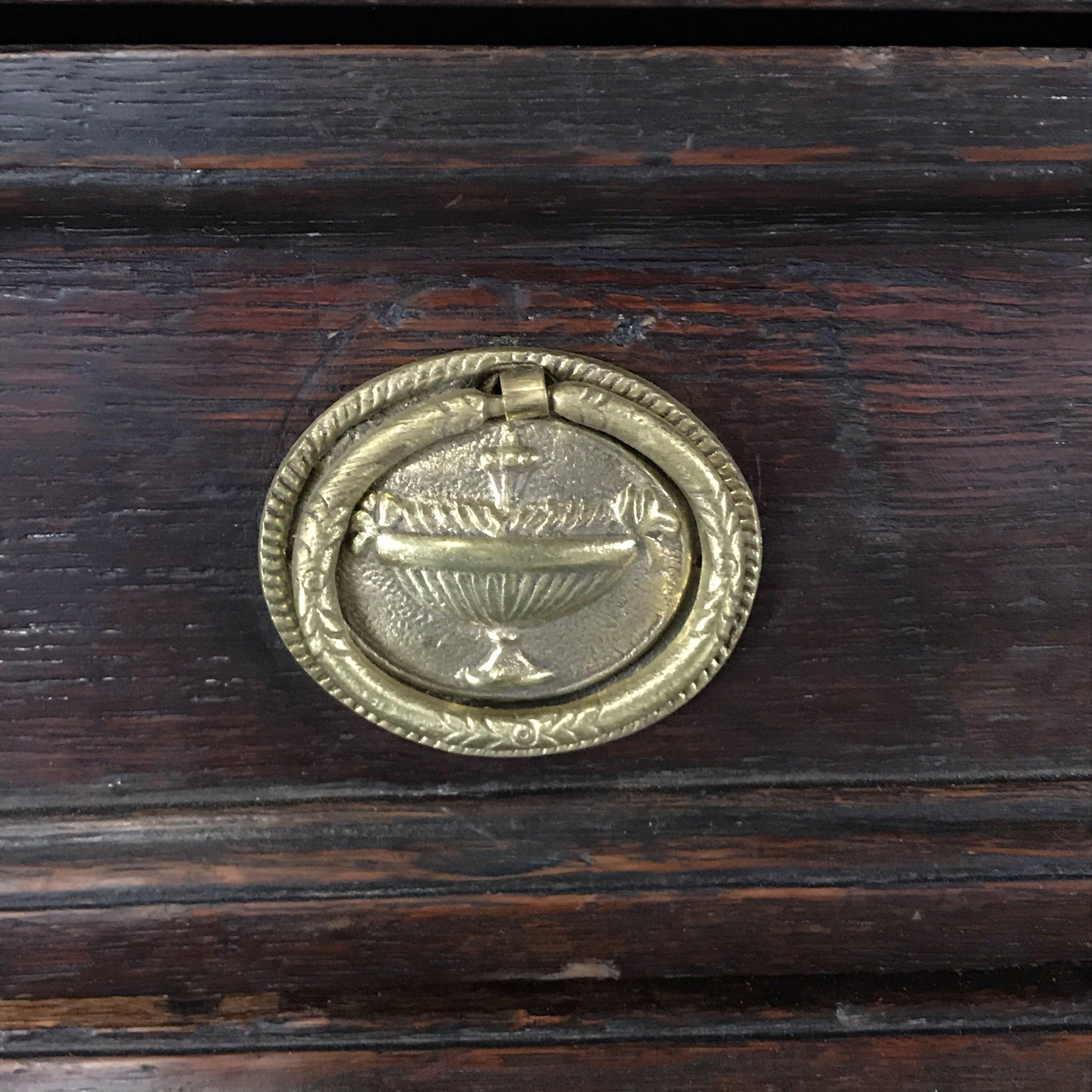 Inglese Cassettiera in quercia del periodo Charles II, ricca di carattere, della metà del XVII secolo in vendita
