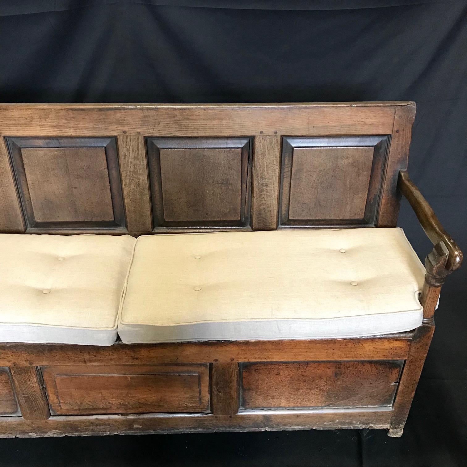 Character Rich Very Early British Mudroom Bench with Storage under Seat In Good Condition In Hopewell, NJ