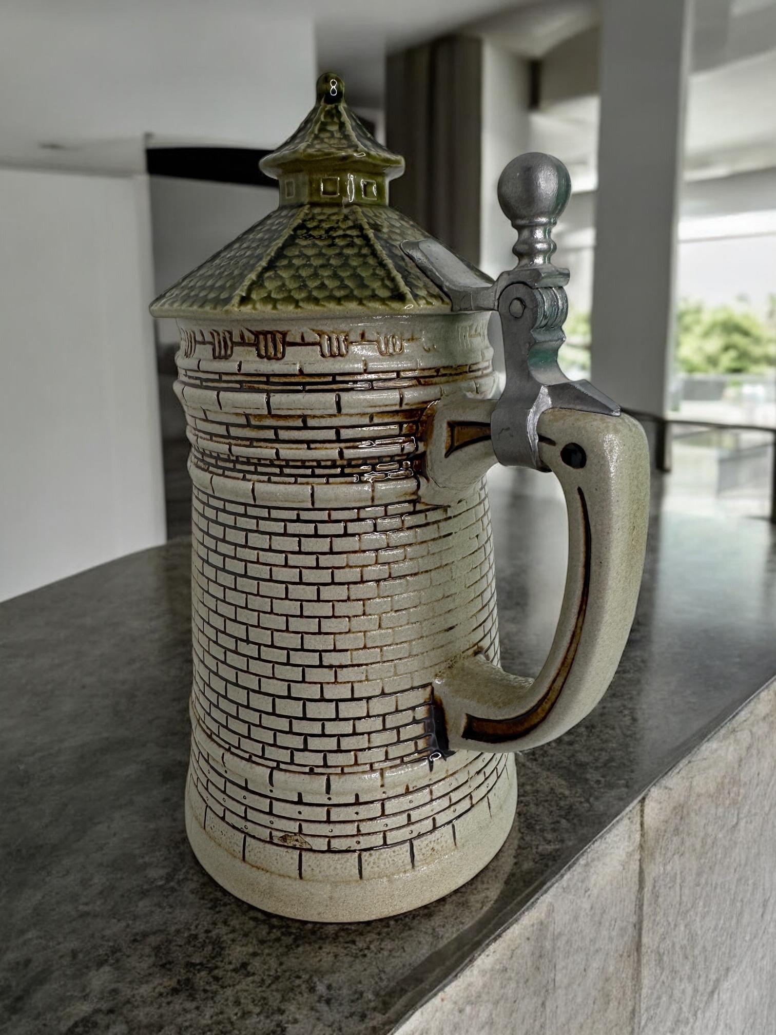 Stein de caractère de la tour de Nuremberg, City Wall Tower Stein de bière à couvercle, années 1960 en vente 6