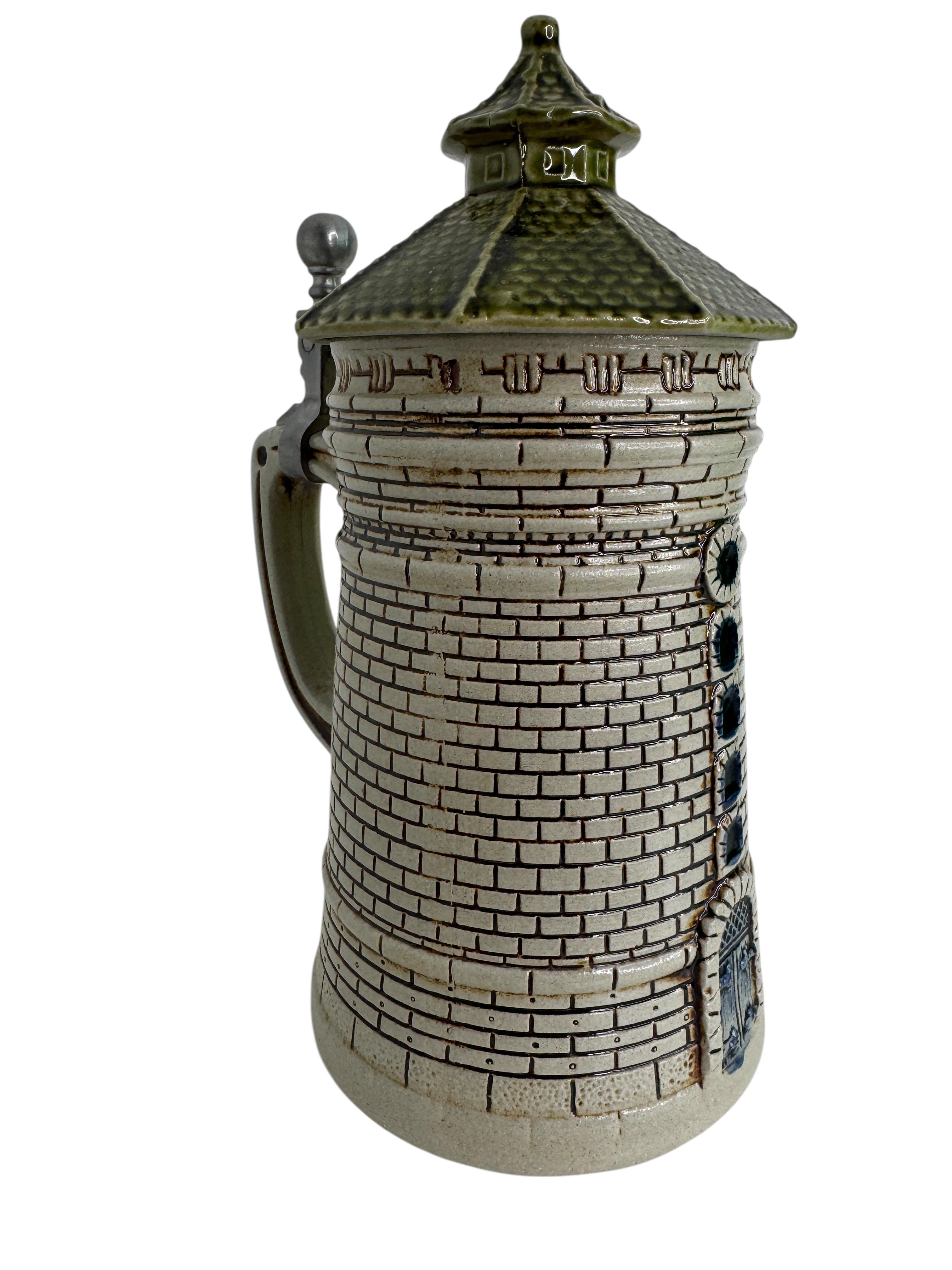 Un magnifique stein à bière, fabriqué en Allemagne par la célèbre société Gerz. Ce stein à bière a été fabriqué en Allemagne, vers les années 1960. Pièce absolument magnifique encore en très bon état, sans dommage. Le couvercle fonctionne