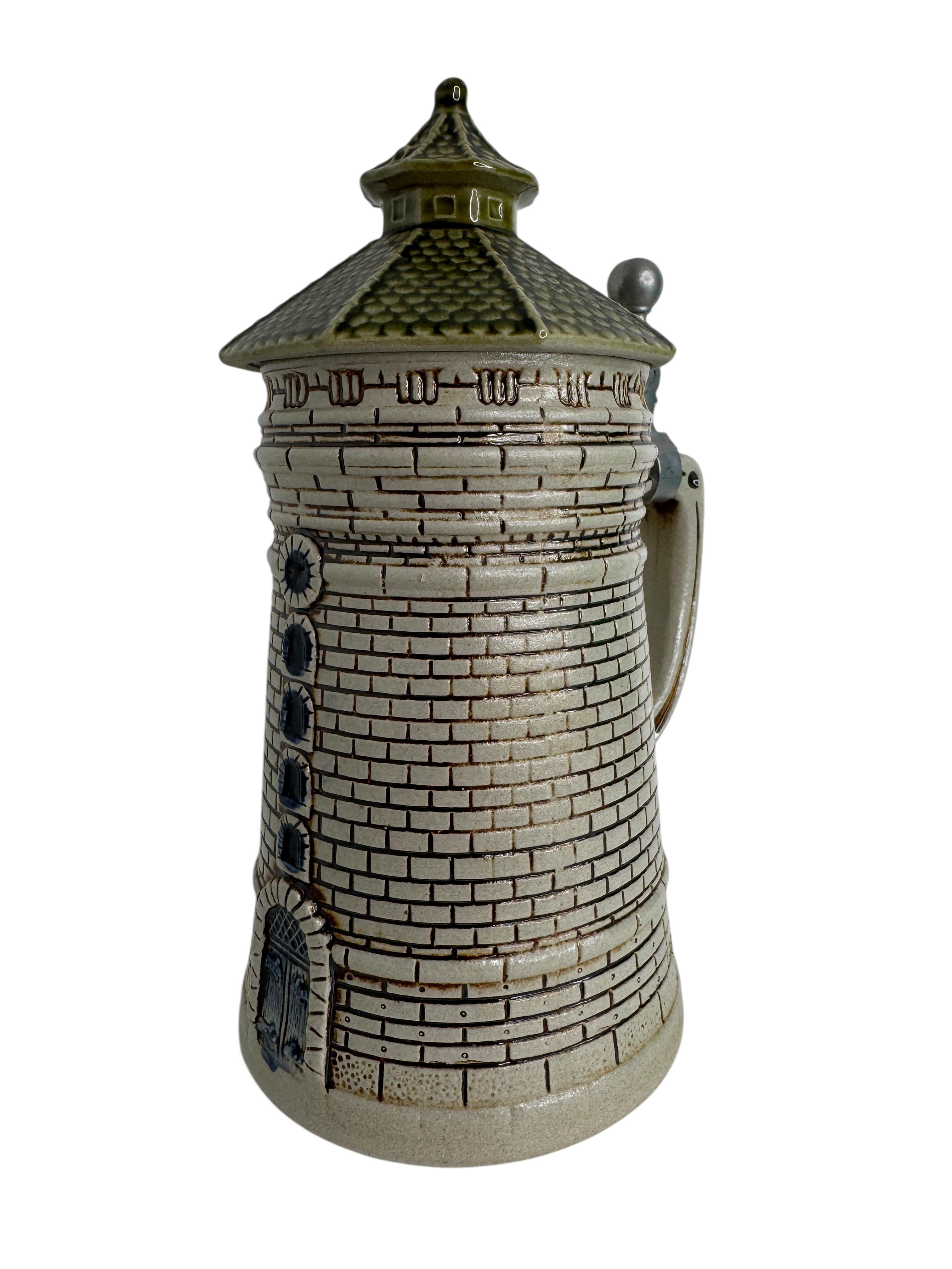 Artisanat Stein de caractère de la tour de Nuremberg, City Wall Tower Stein de bière à couvercle, années 1960 en vente