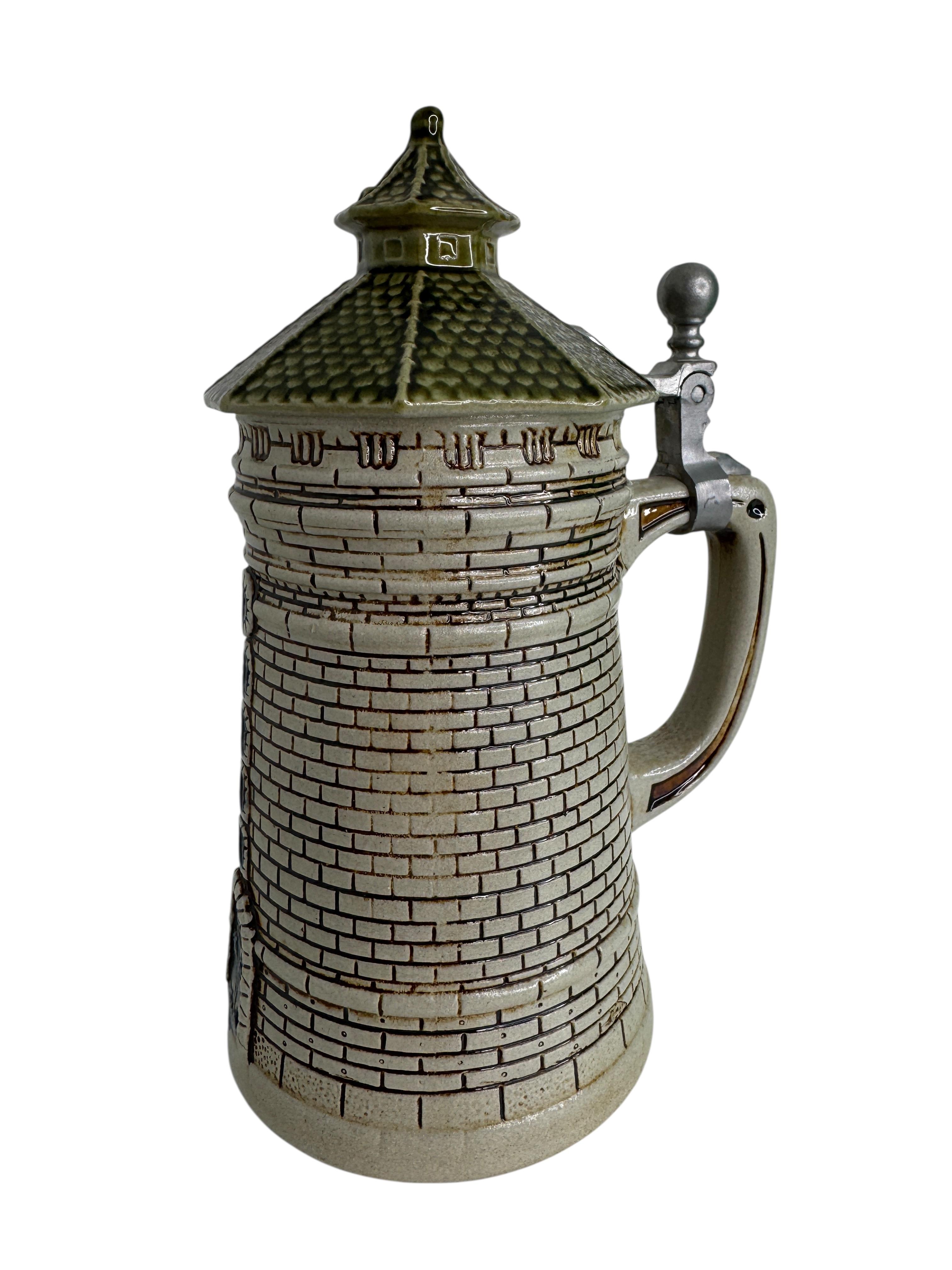 Allemand Stein de caractère de la tour de Nuremberg, City Wall Tower Stein de bière à couvercle, années 1960 en vente