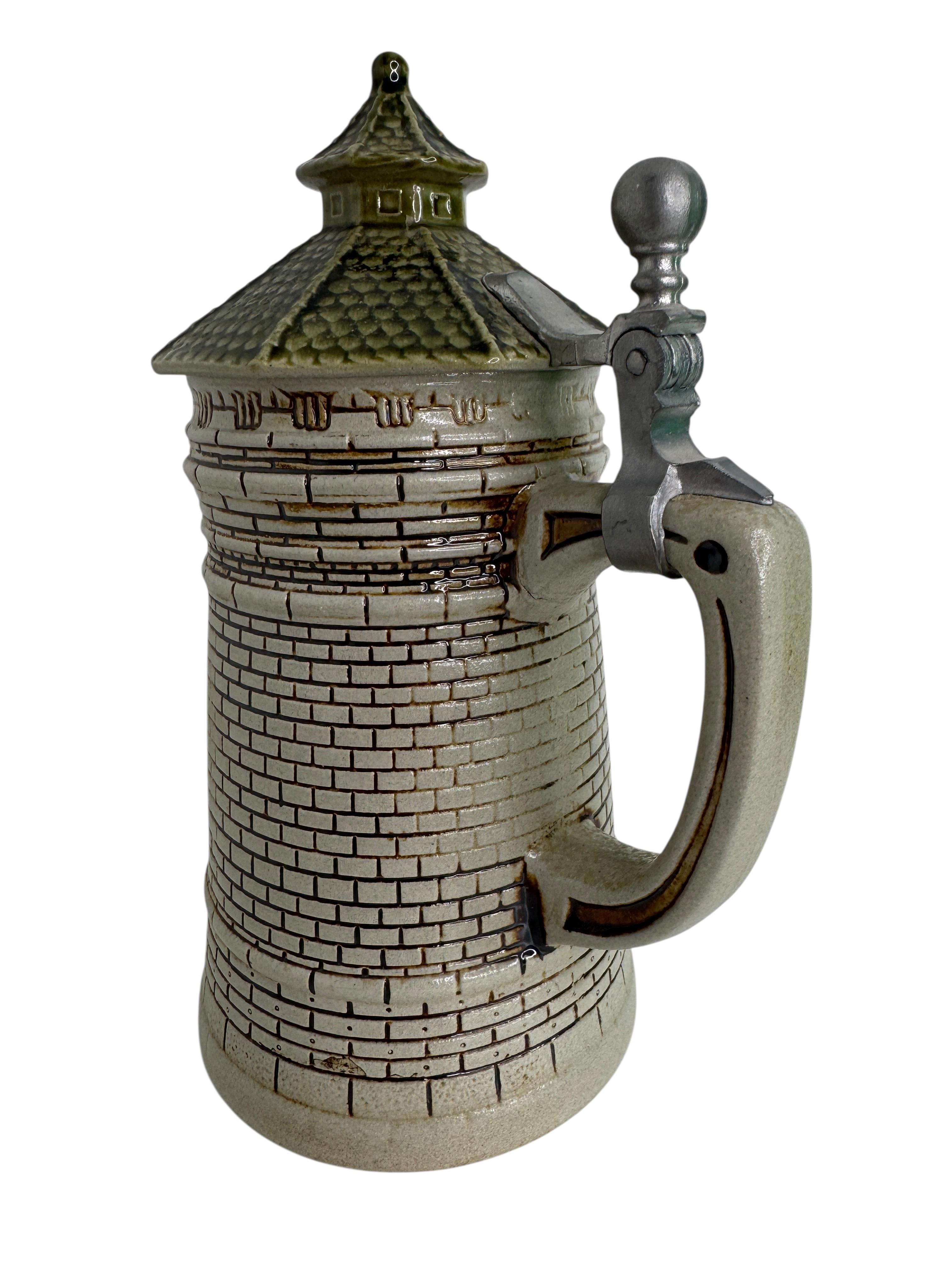 Stein de caractère de la tour de Nuremberg, City Wall Tower Stein de bière à couvercle, années 1960 Bon état - En vente à Nuernberg, DE