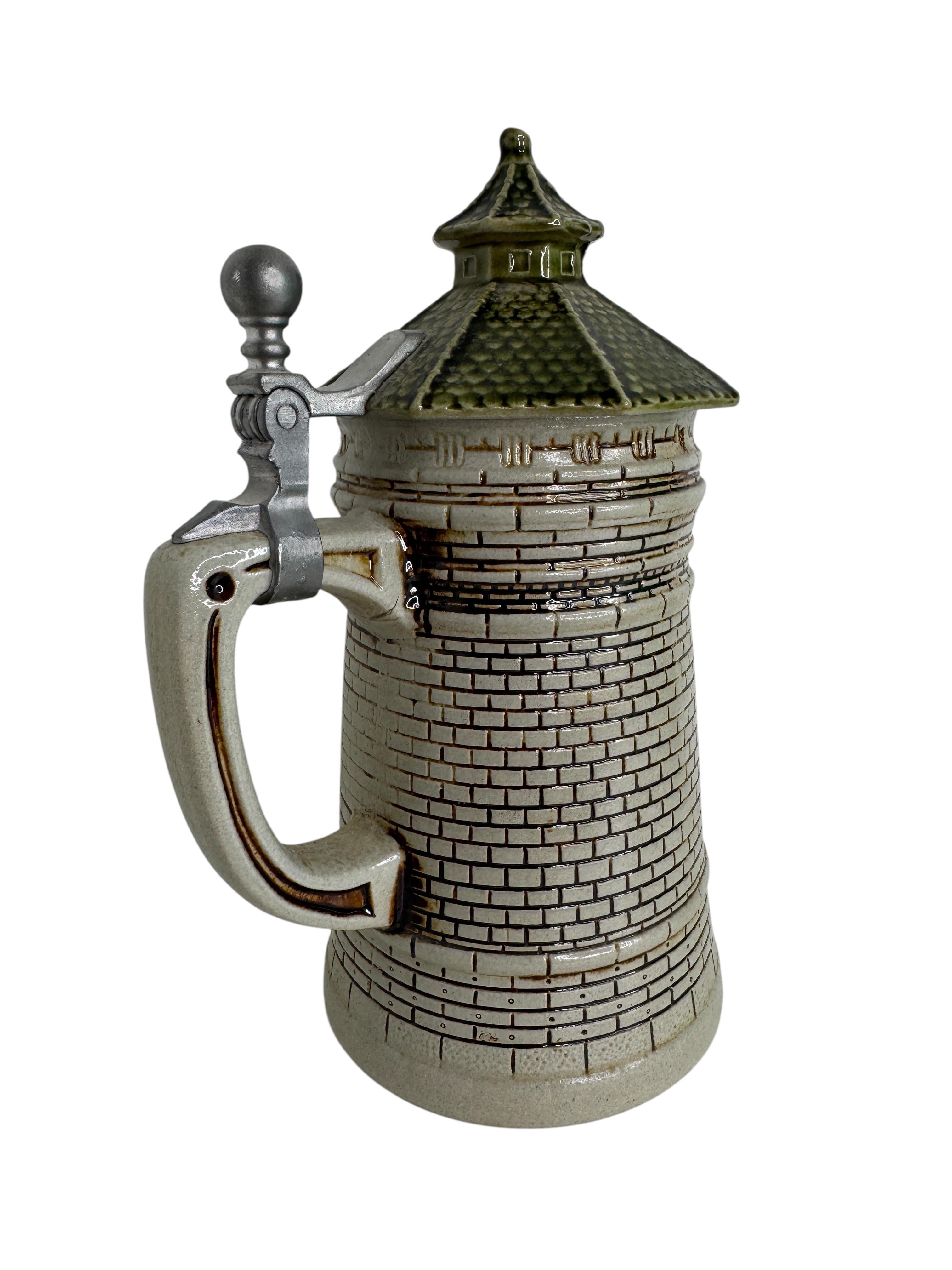 Milieu du XXe siècle Stein de caractère de la tour de Nuremberg, City Wall Tower Stein de bière à couvercle, années 1960 en vente