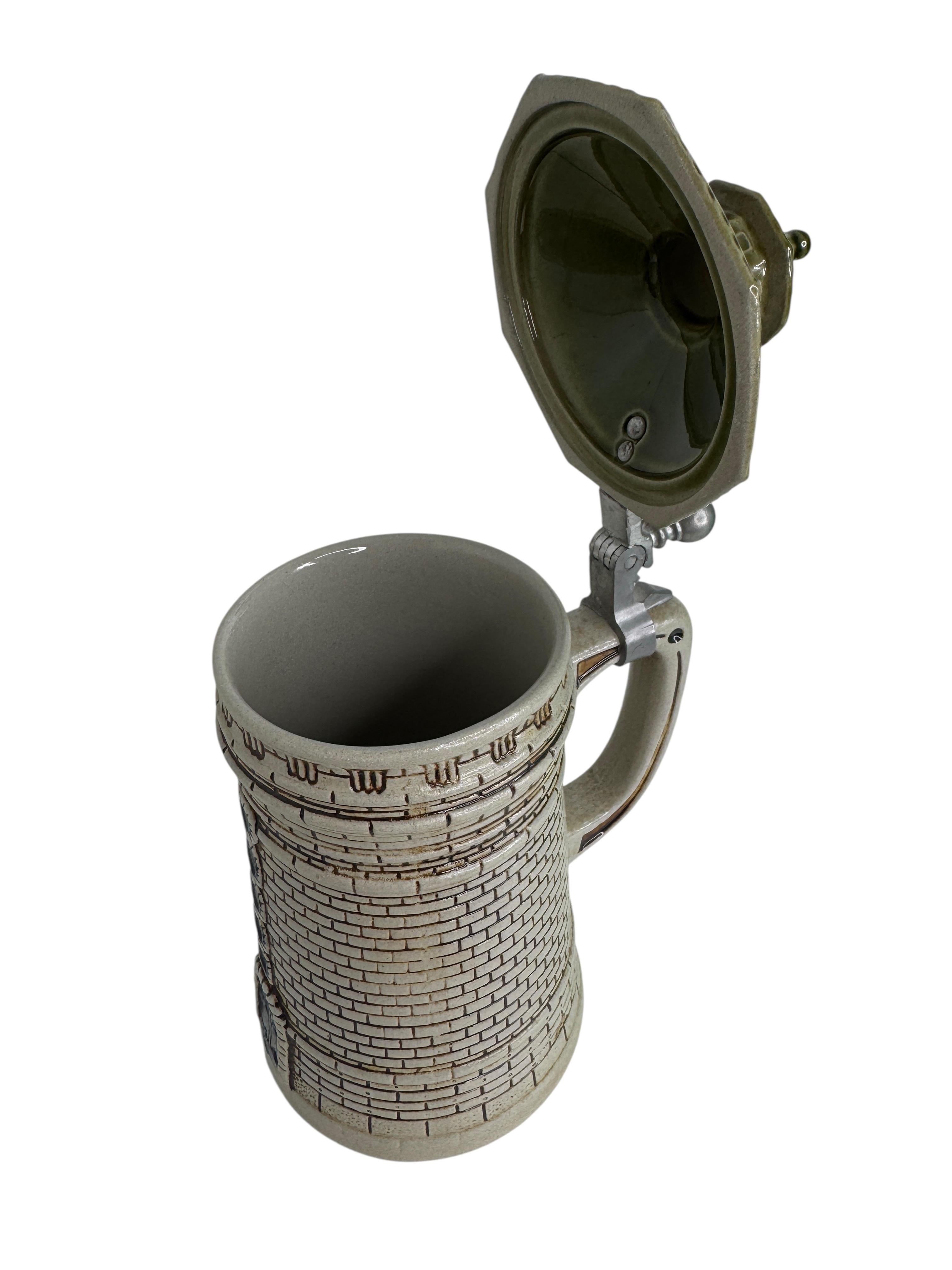 Stein de caractère de la tour de Nuremberg, City Wall Tower Stein de bière à couvercle, années 1960 en vente 2