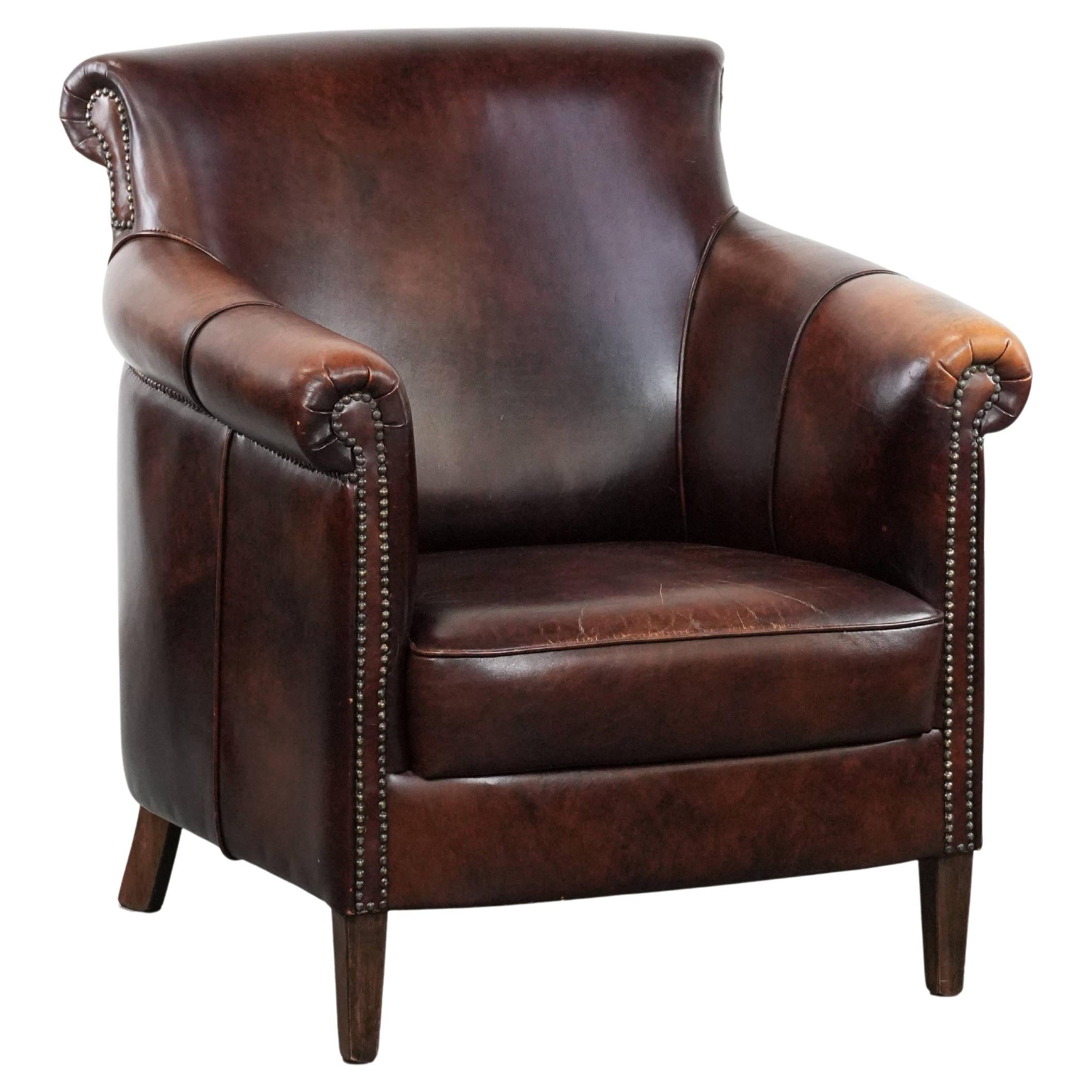 Fauteuil de caractère et confortable en cuir de vachette en vente