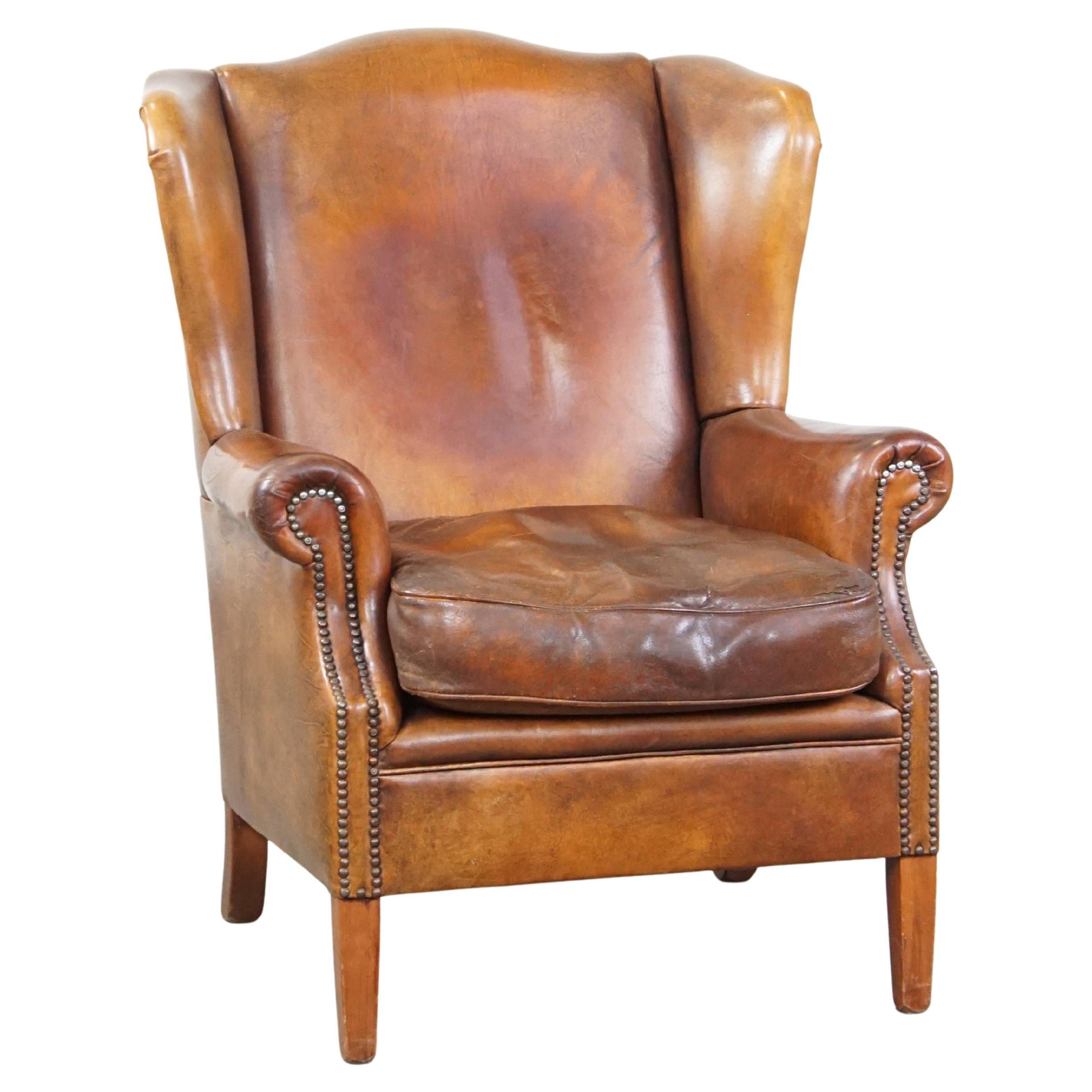 Característico y cómodo sillón con respaldo de piel de oveja con bellos colores cálidos