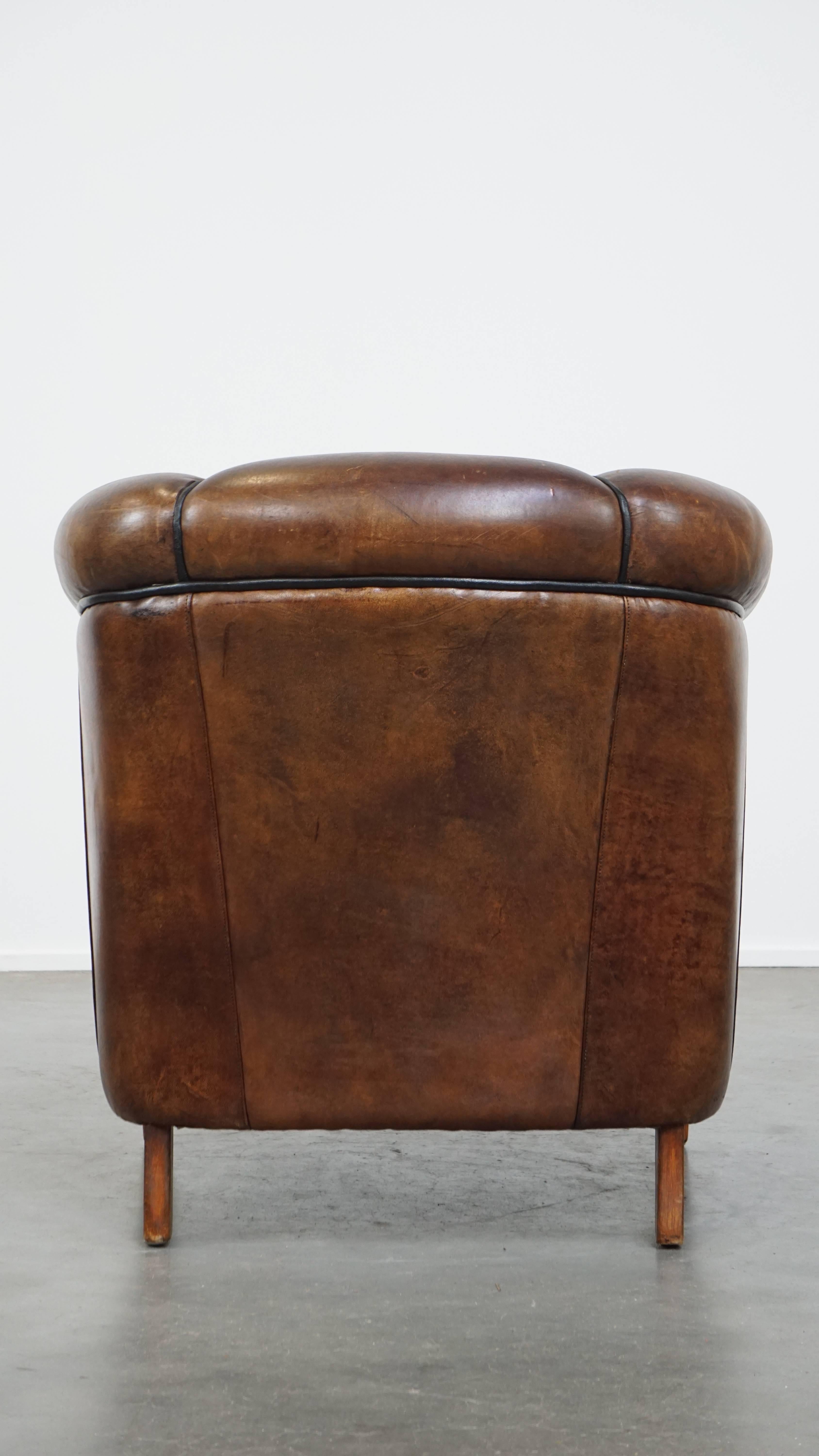 Característica Silla Club de Piel de Oveja Oscura con Ribete Negro Hecho a mano en venta