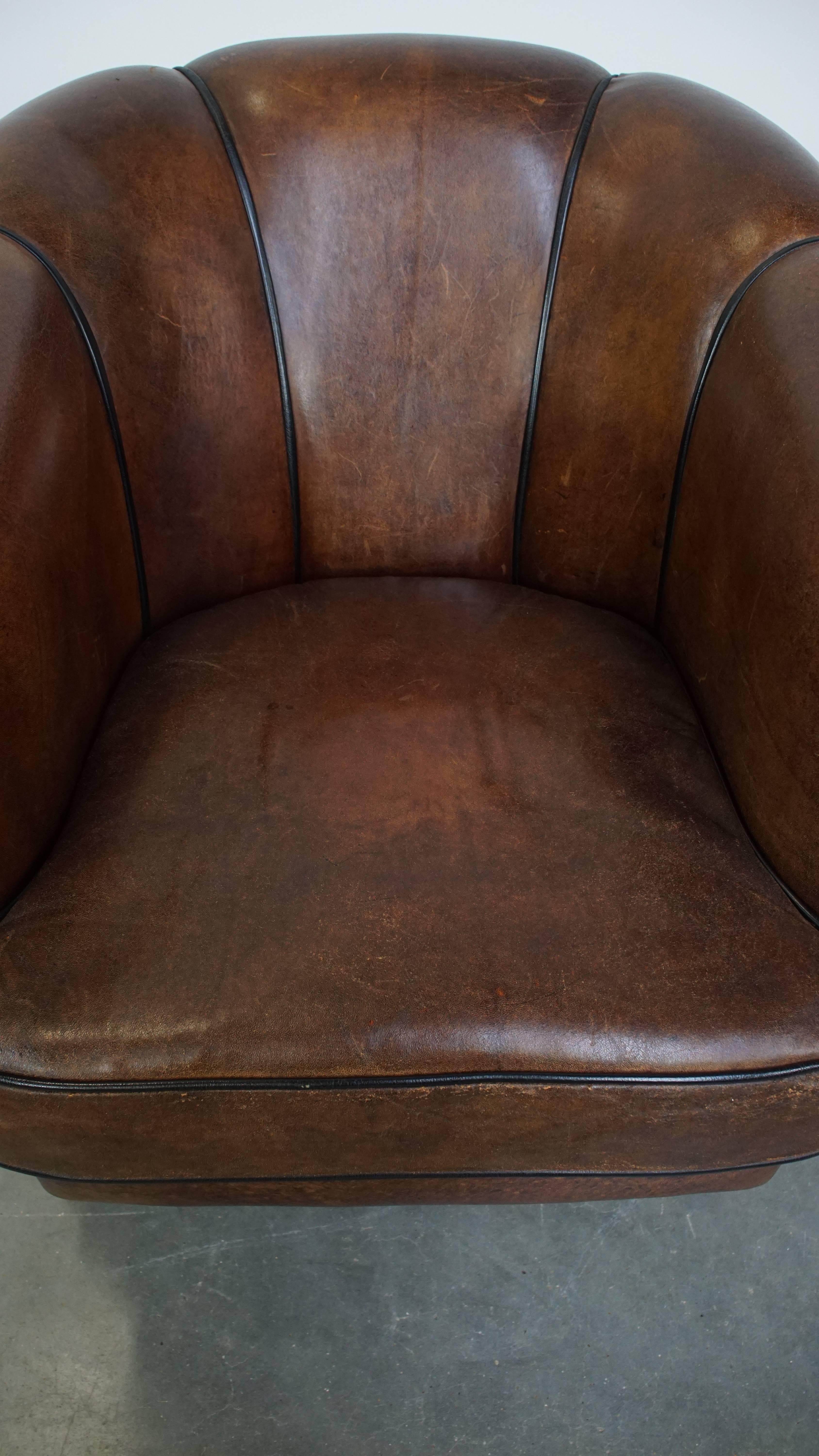 Característica Silla Club de Piel de Oveja Oscura con Ribete Negro siglo XX en venta