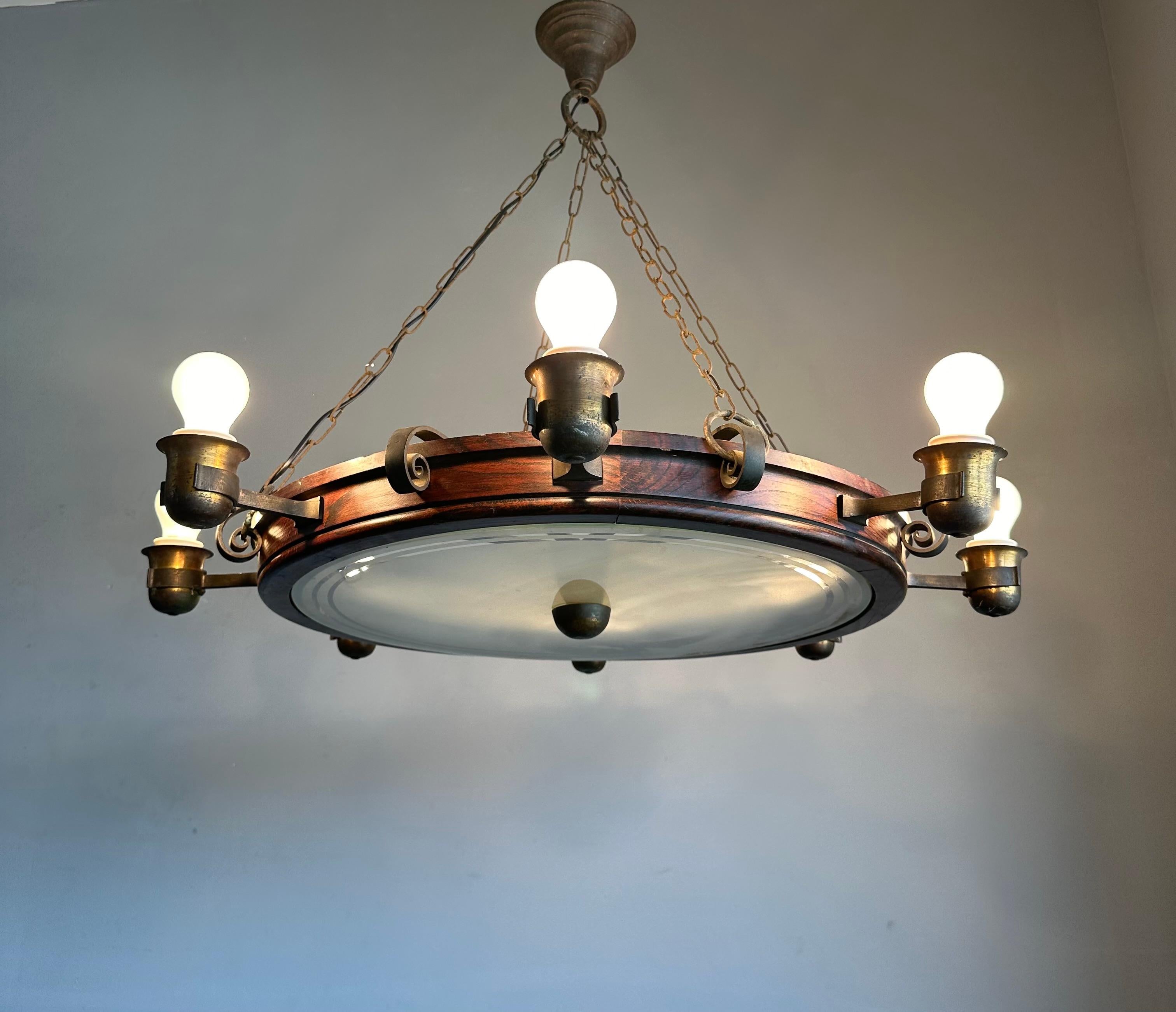 Lustre du milieu du siècle dernier d'un intérieur de pub ancien, en chêne, fer et laiton en vente 2