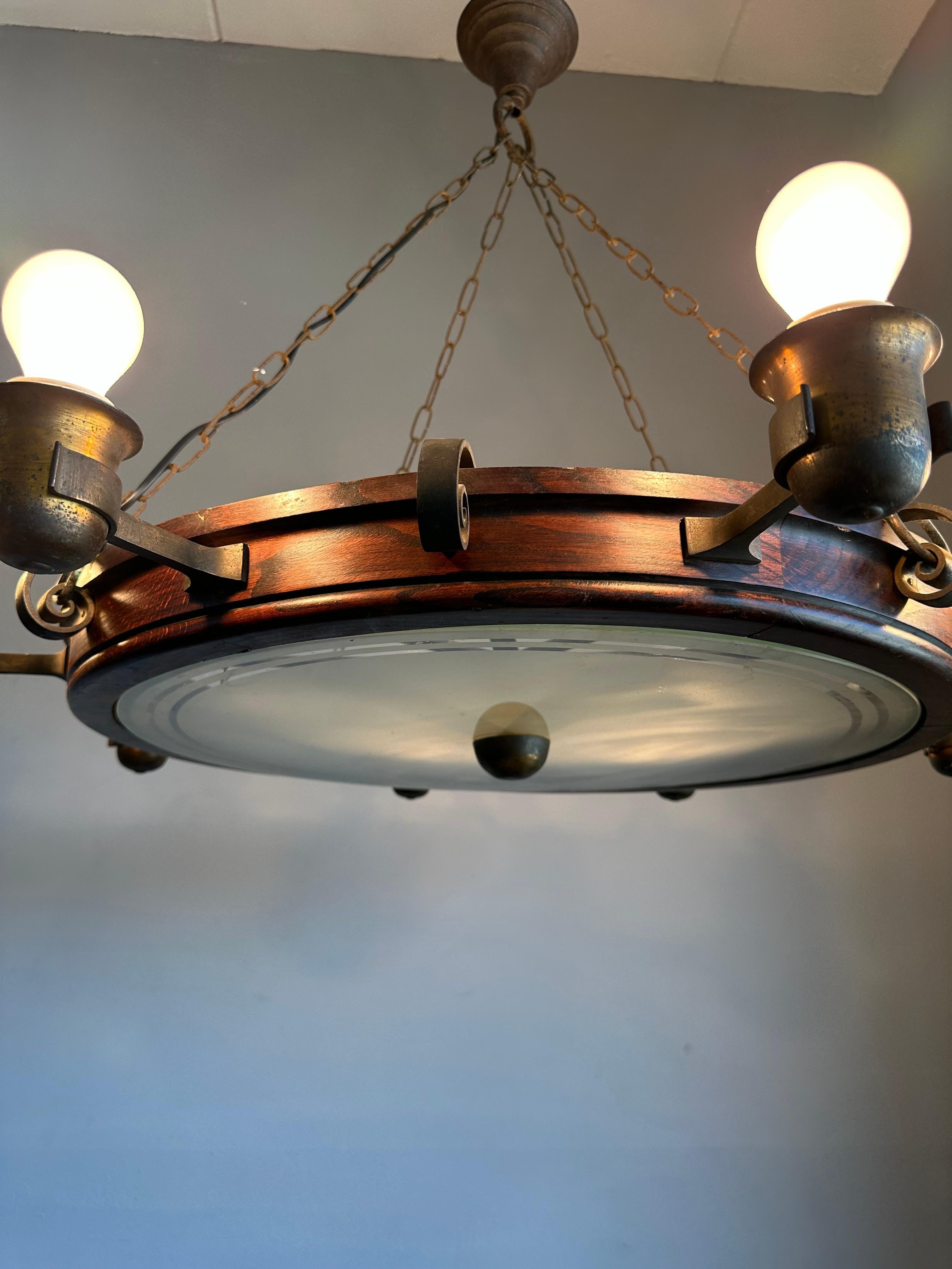 Lustre du milieu du siècle dernier d'un intérieur de pub ancien, en chêne, fer et laiton en vente 3