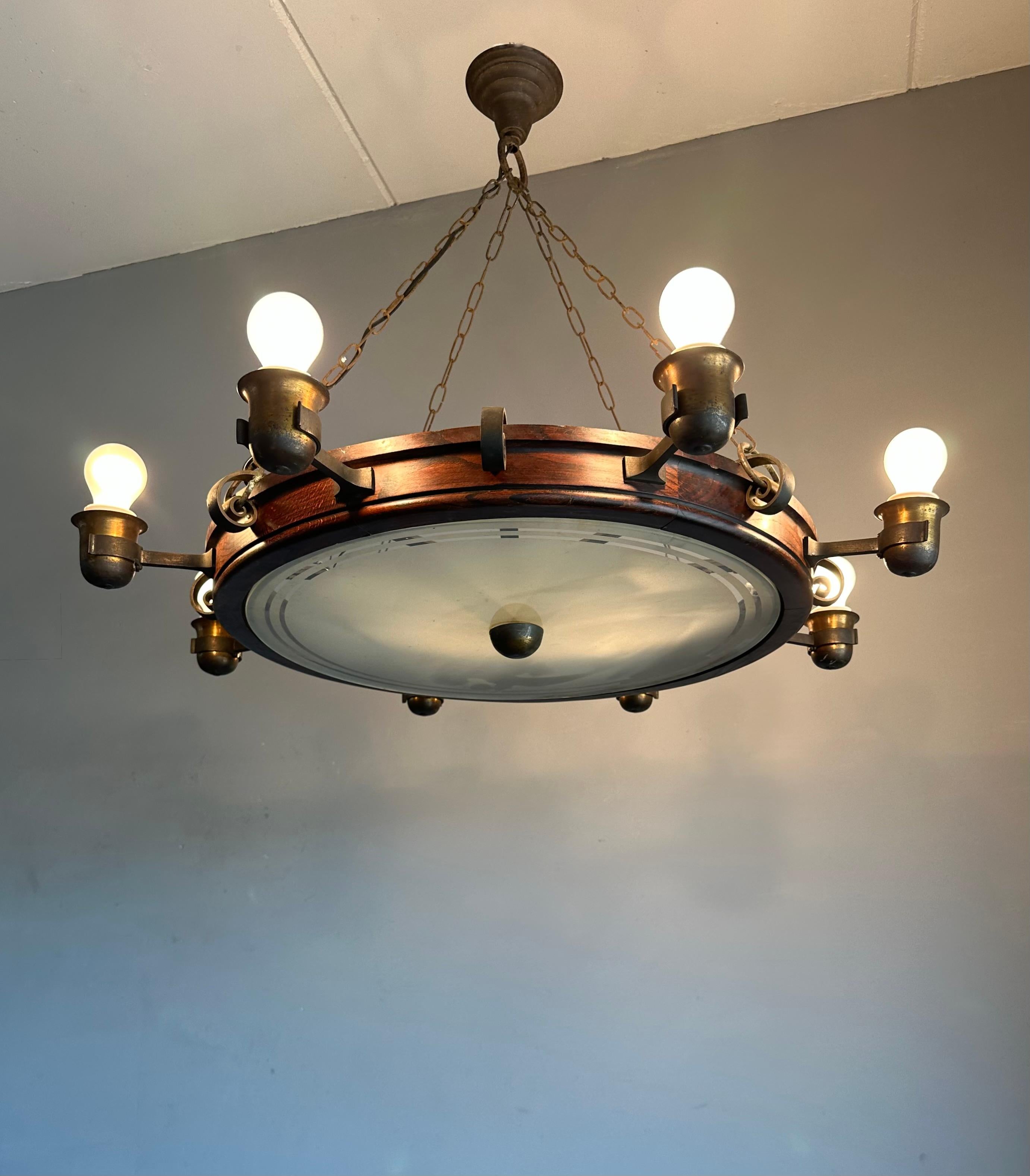Lustre du milieu du siècle dernier d'un intérieur de pub ancien, en chêne, fer et laiton en vente 5