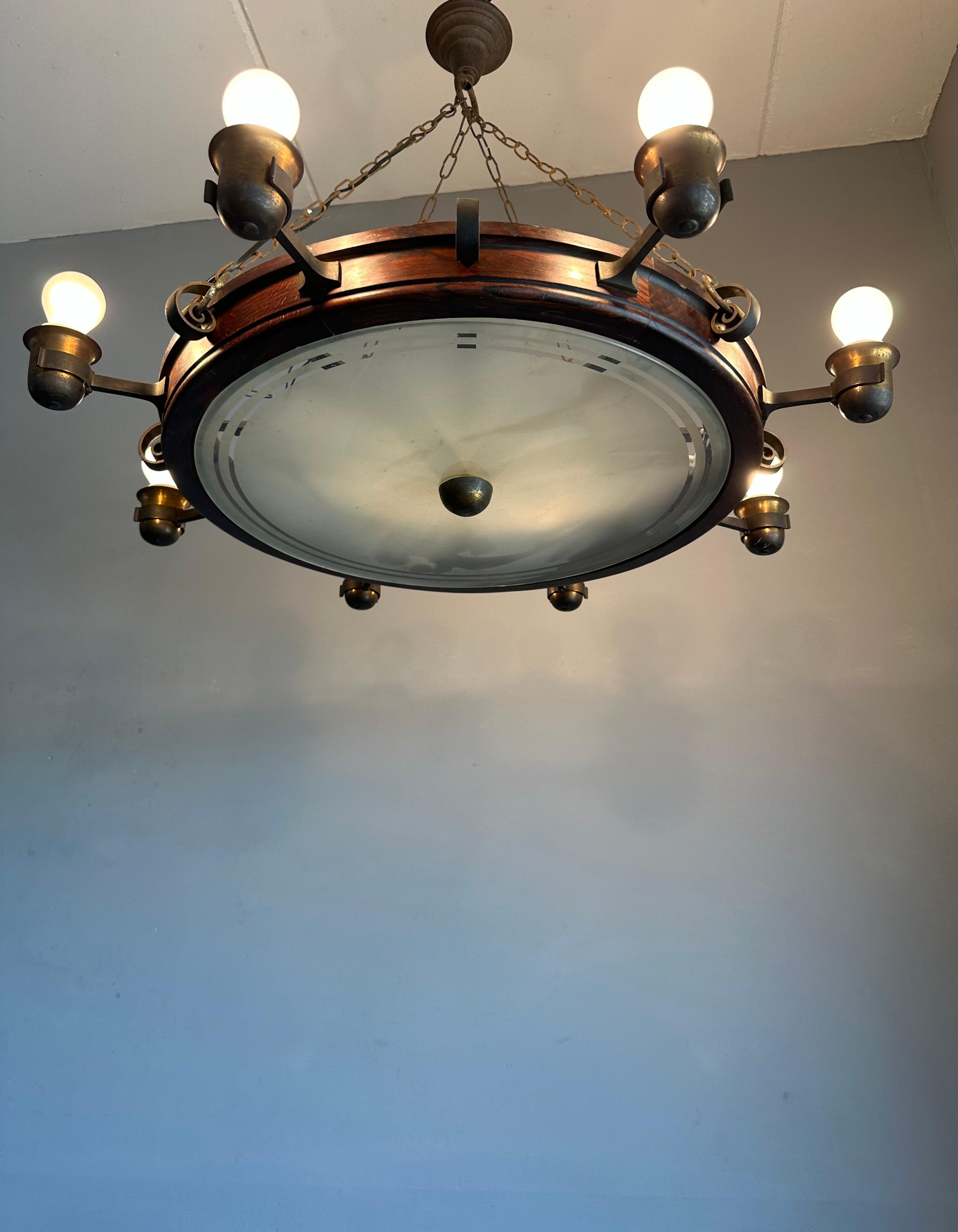 Lustre du milieu du siècle dernier d'un intérieur de pub ancien, en chêne, fer et laiton en vente 6