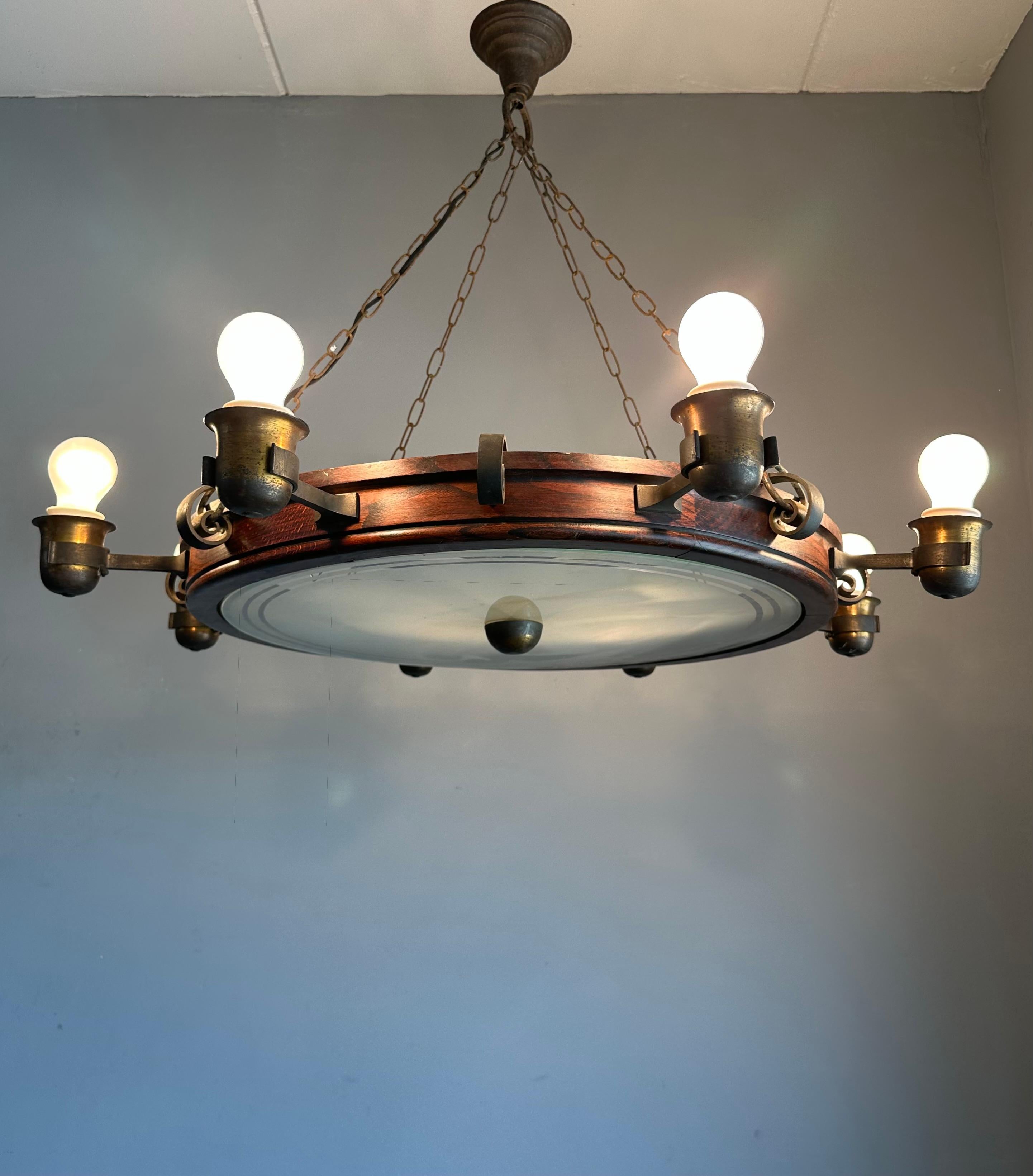 Lustre du milieu du siècle dernier d'un intérieur de pub ancien, en chêne, fer et laiton en vente 7
