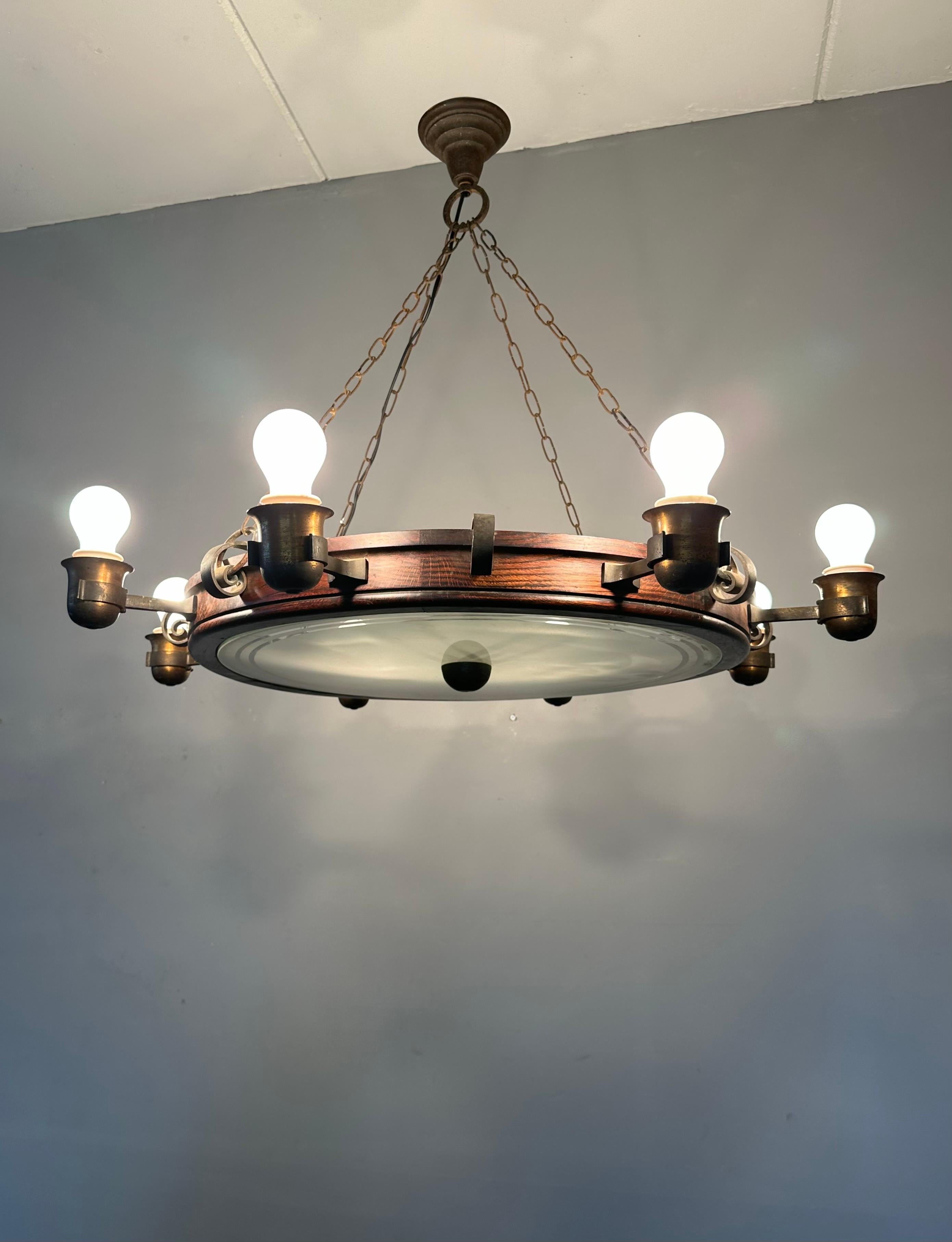Lustre du milieu du siècle dernier d'un intérieur de pub ancien, en chêne, fer et laiton en vente 8