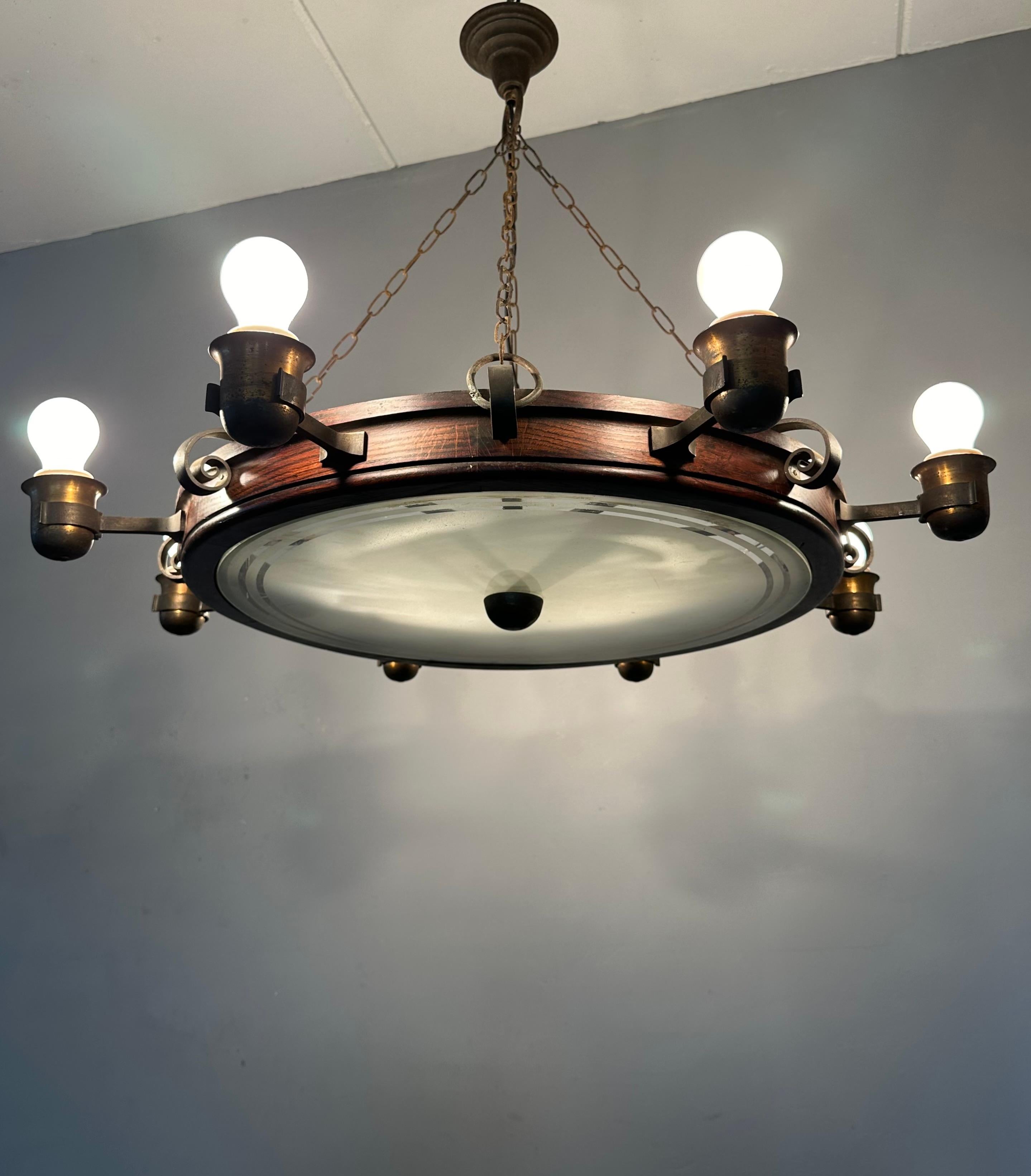 Lustre du milieu du siècle dernier d'un intérieur de pub ancien, en chêne, fer et laiton en vente 9