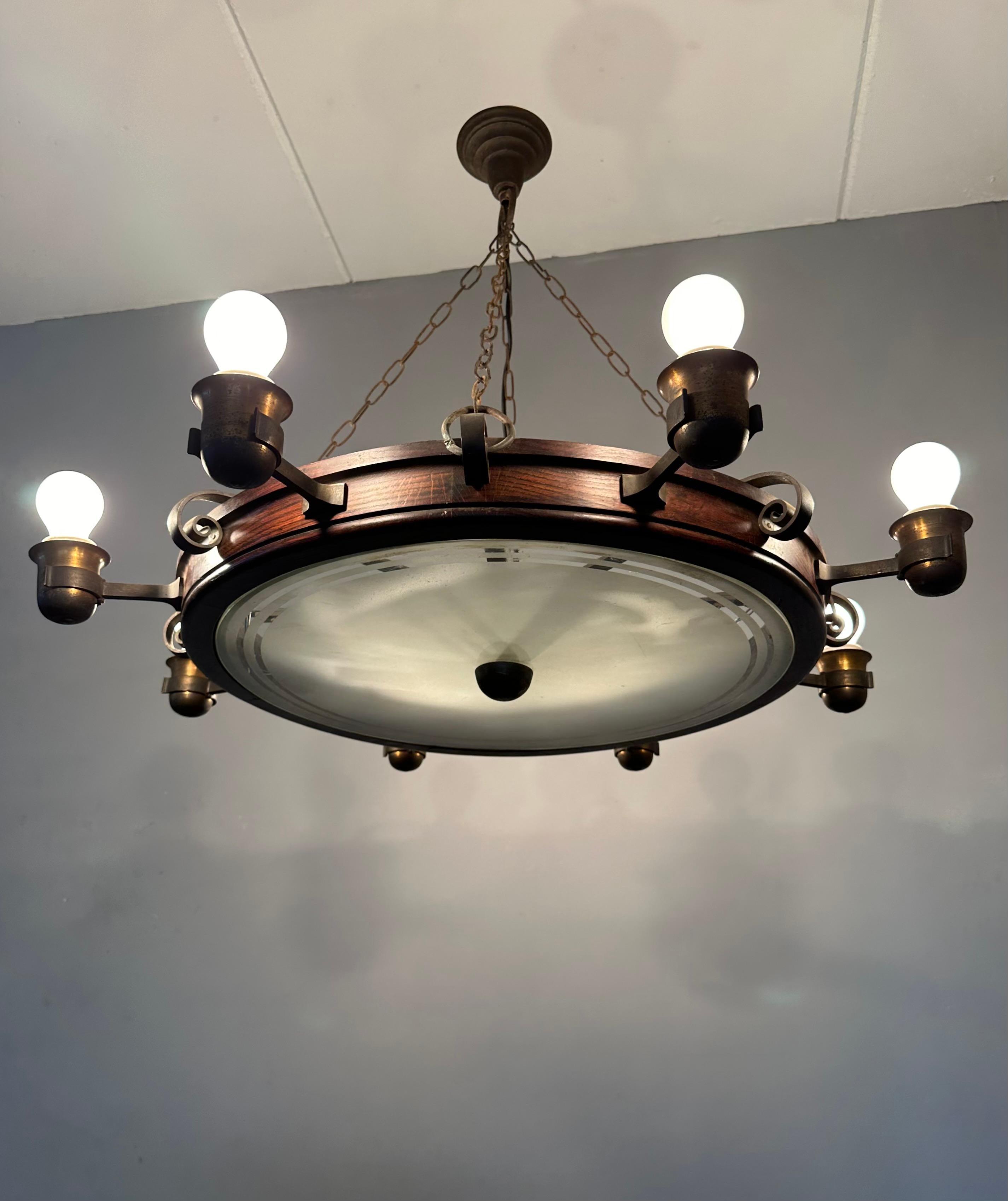 Lustre du milieu du siècle dernier d'un intérieur de pub ancien, en chêne, fer et laiton en vente 10