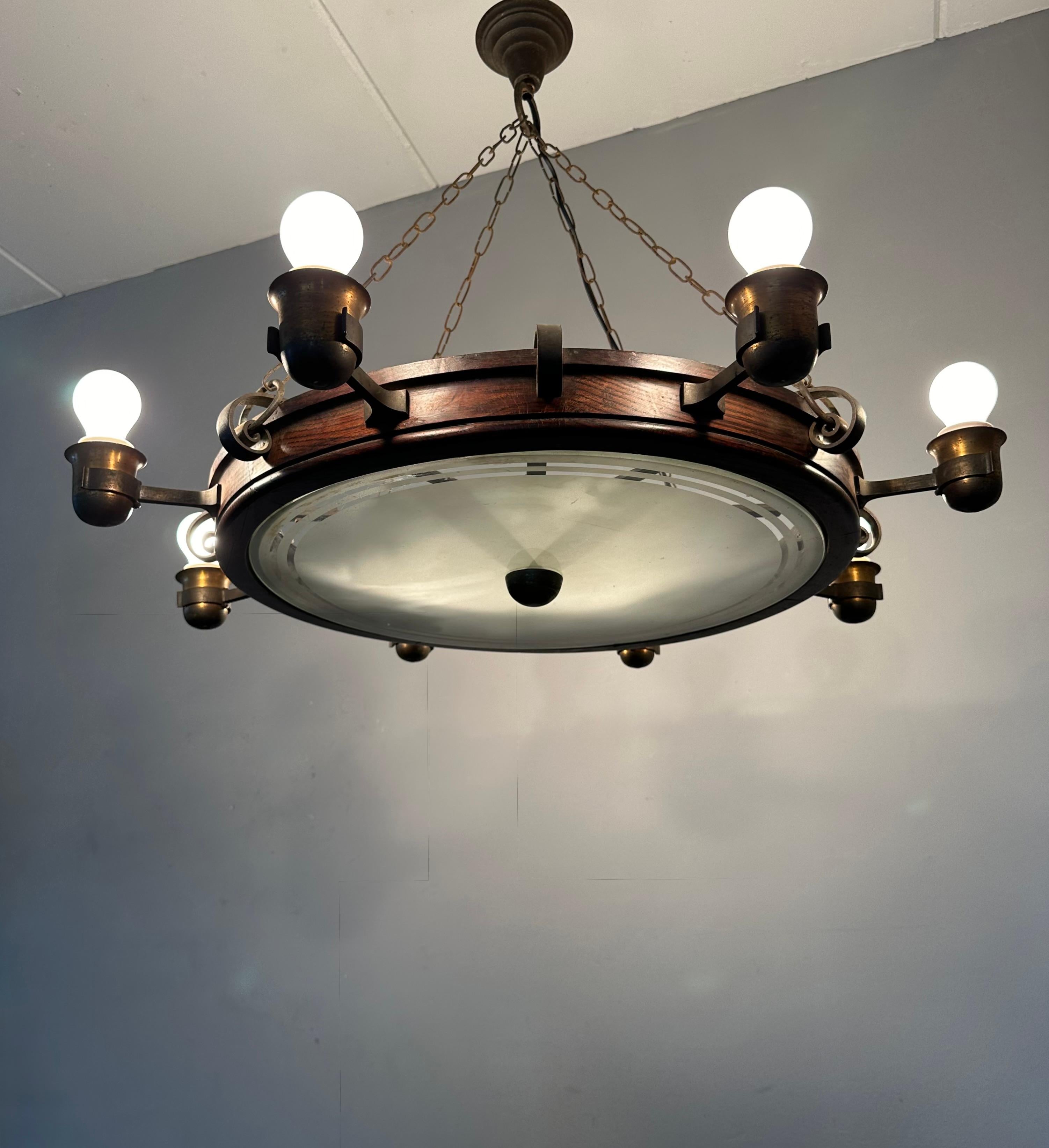 Lustre du milieu du siècle dernier d'un intérieur de pub ancien, en chêne, fer et laiton en vente 11