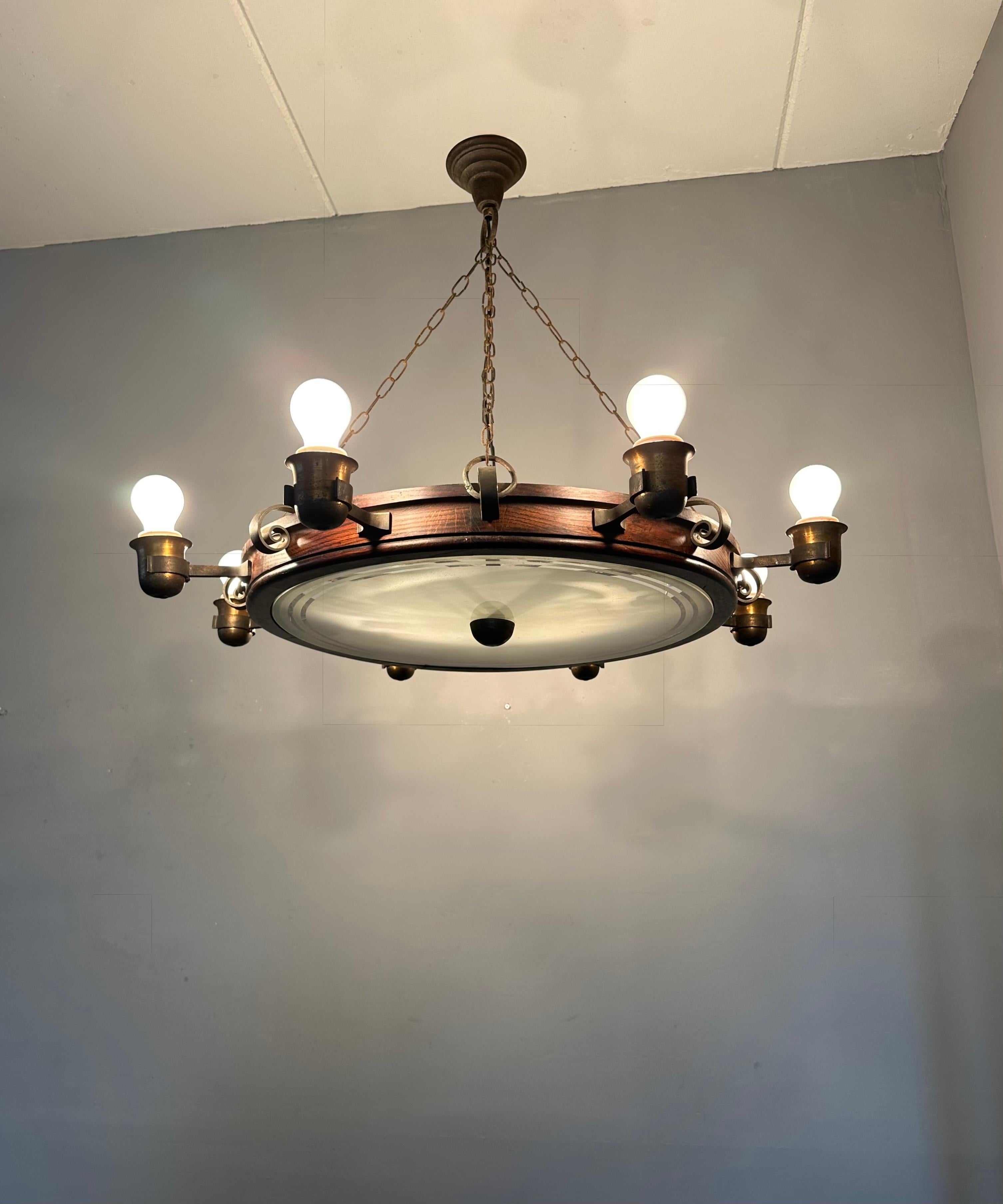 Lustre du milieu du siècle dernier d'un intérieur de pub ancien, en chêne, fer et laiton en vente 12