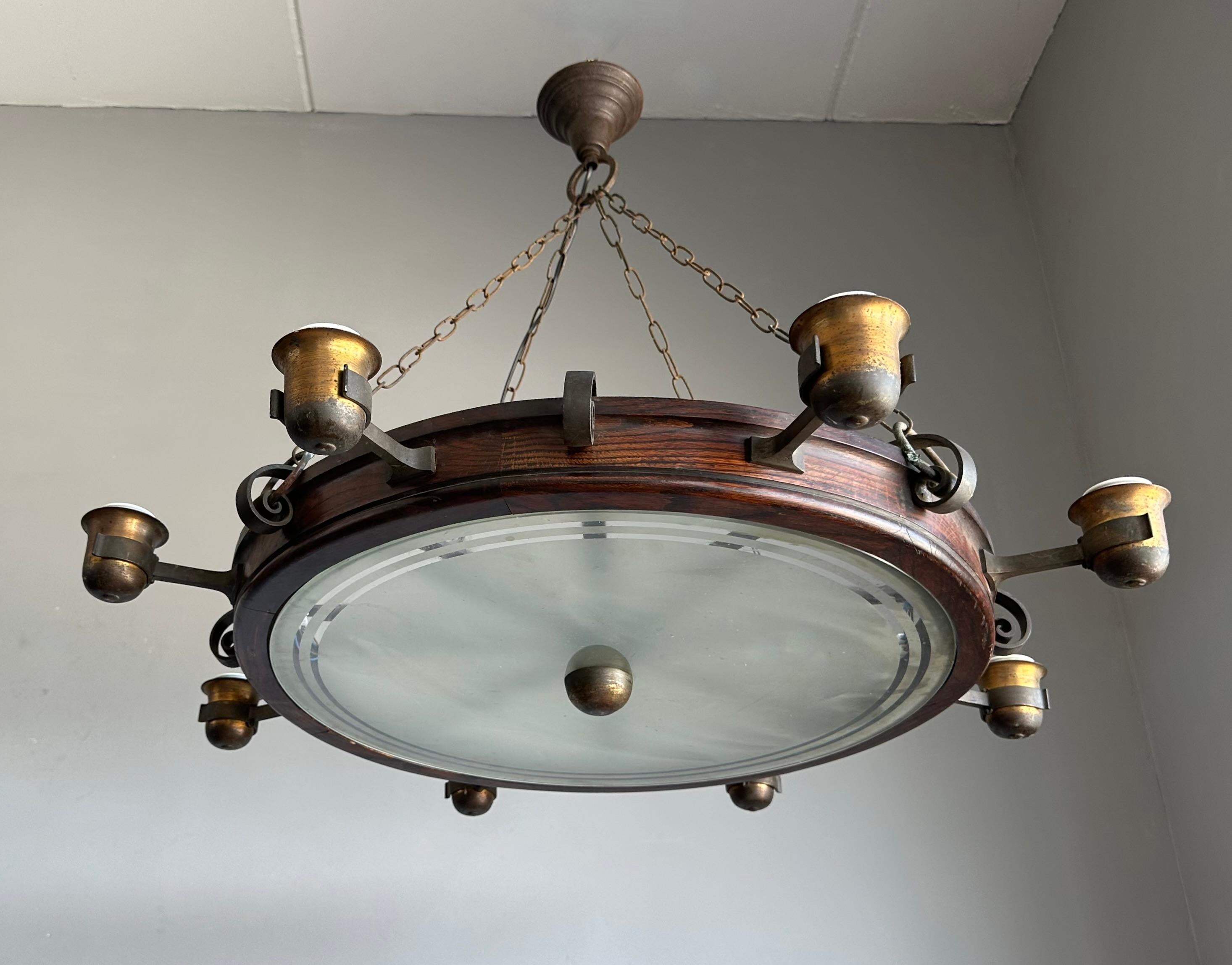 Effet bronze Lustre du milieu du siècle dernier d'un intérieur de pub ancien, en chêne, fer et laiton en vente