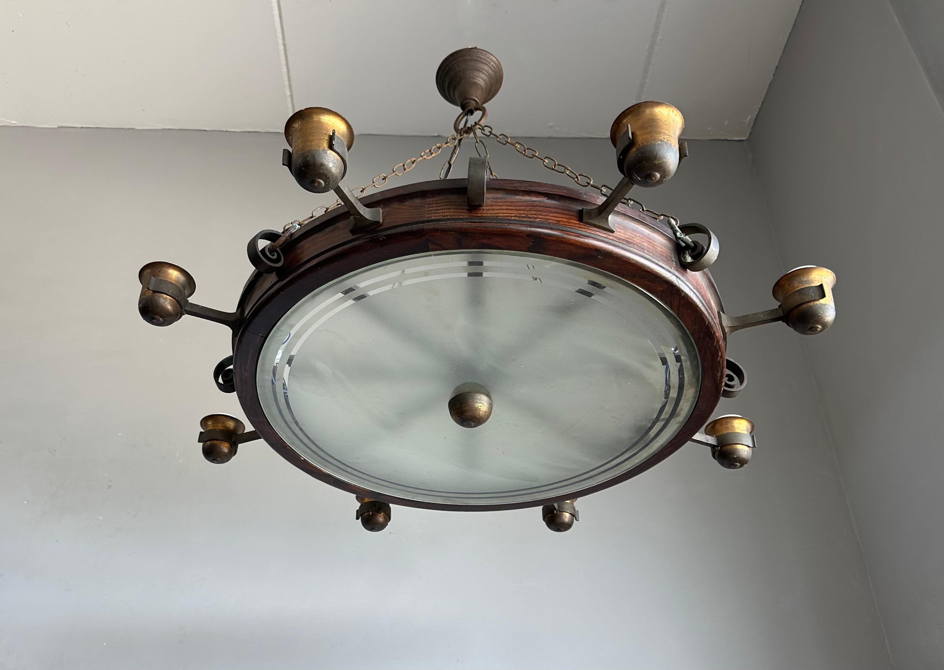 Lustre du milieu du siècle dernier d'un intérieur de pub ancien, en chêne, fer et laiton Bon état - En vente à Lisse, NL