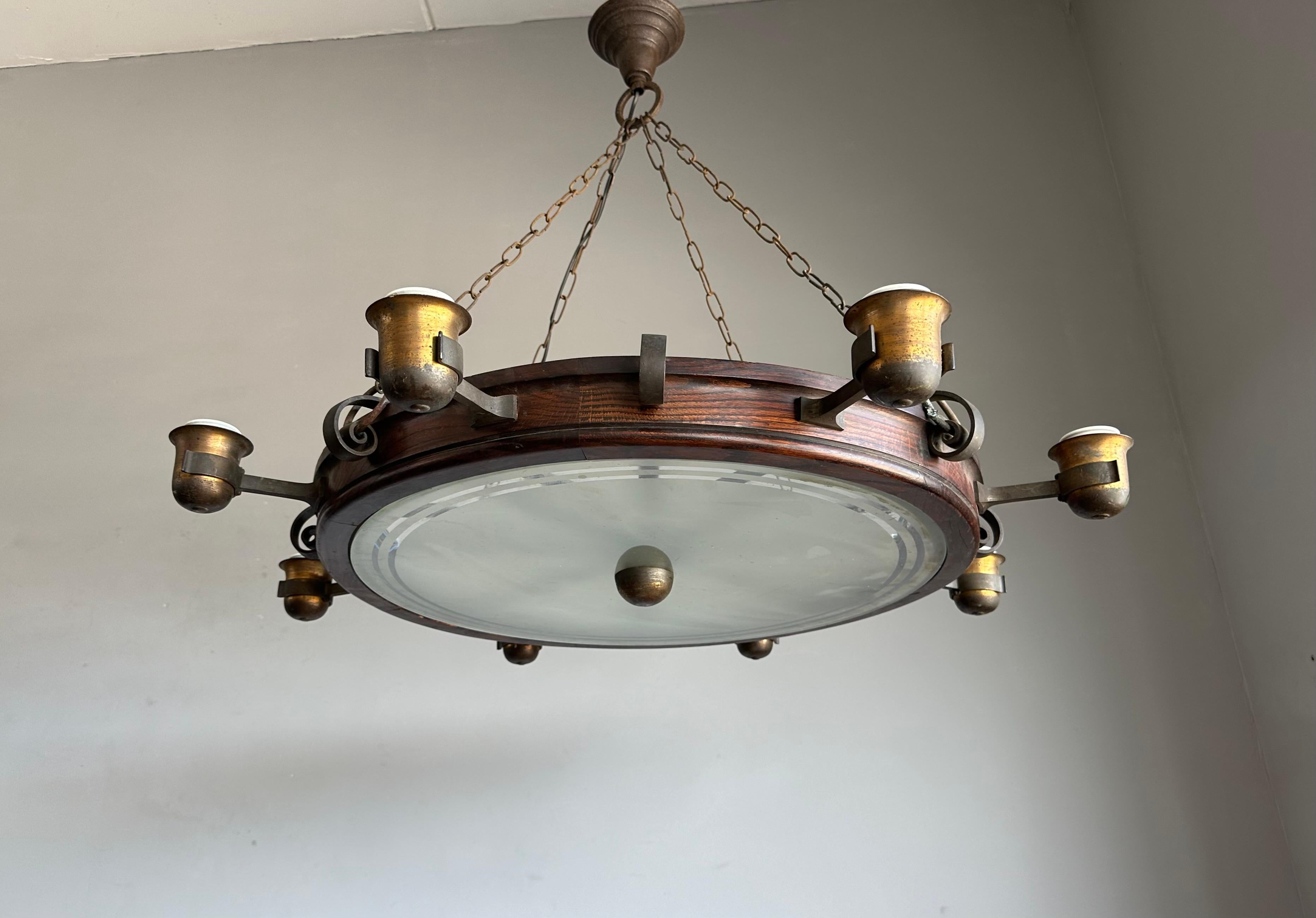 20ième siècle Lustre du milieu du siècle dernier d'un intérieur de pub ancien, en chêne, fer et laiton en vente