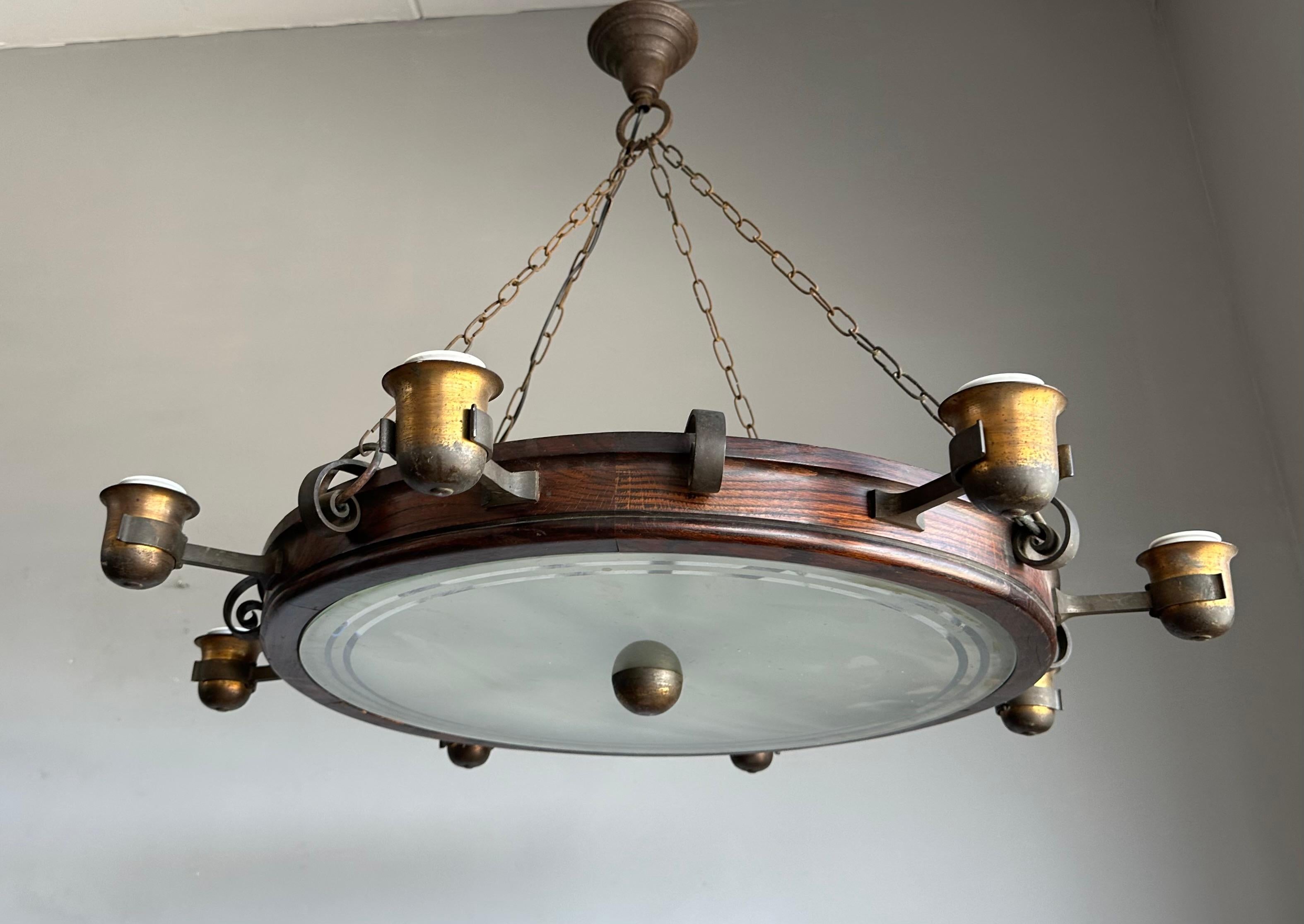 Laiton Lustre du milieu du siècle dernier d'un intérieur de pub ancien, en chêne, fer et laiton en vente