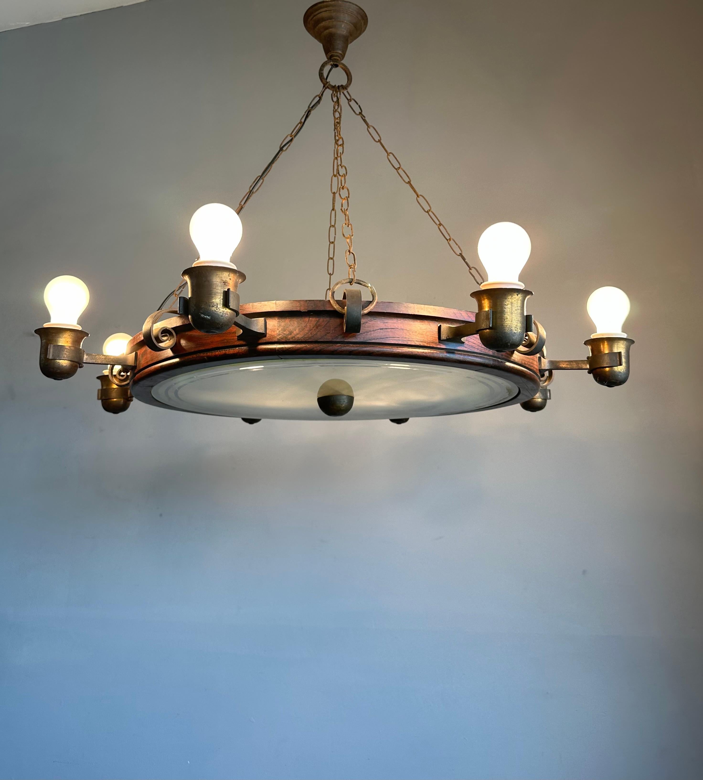 Lustre du milieu du siècle dernier d'un intérieur de pub ancien, en chêne, fer et laiton en vente 1