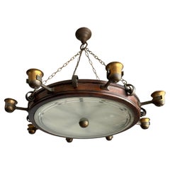 Lustre du milieu du siècle dernier d'un intérieur de pub ancien, en chêne, fer et laiton