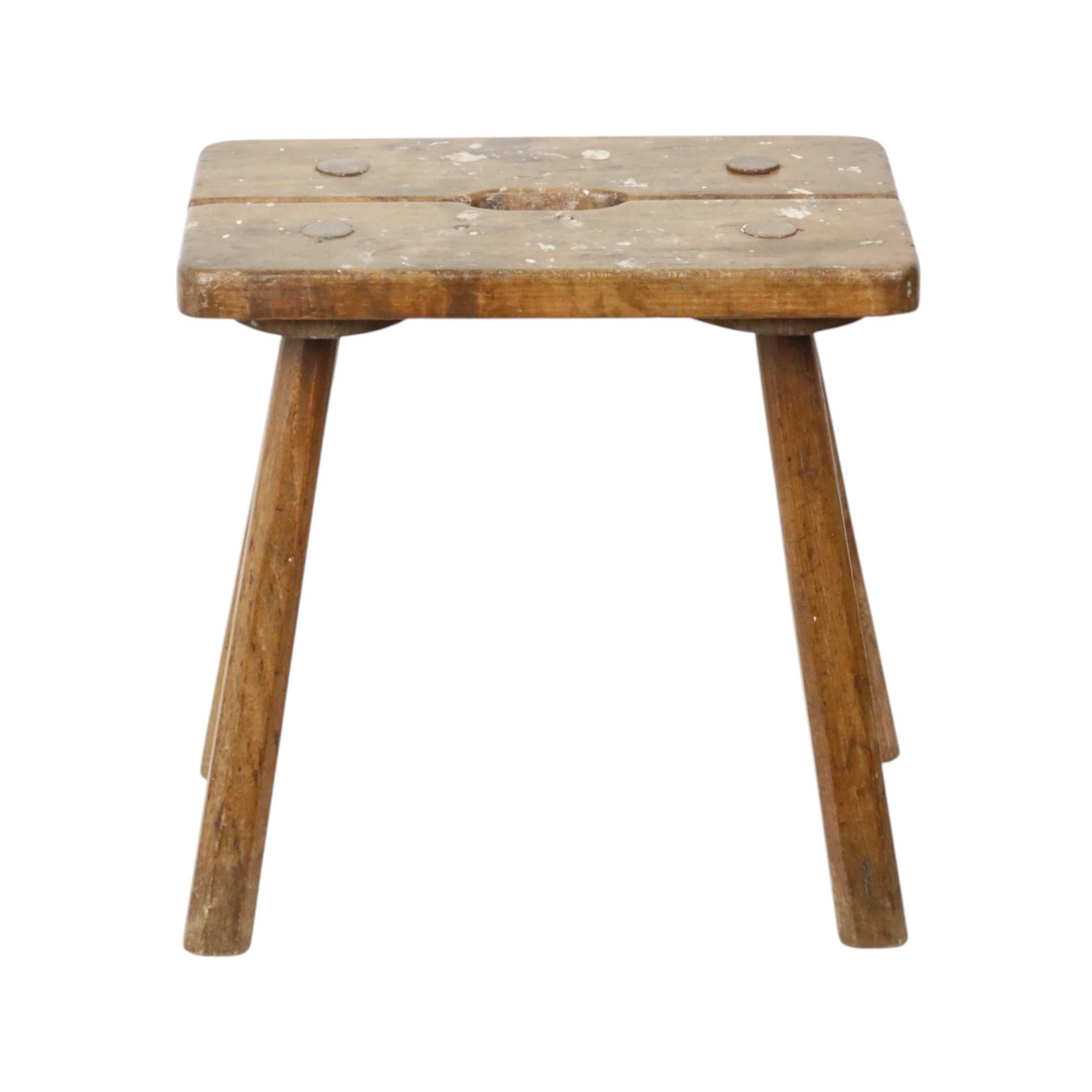 Beau, ancien et caractéristique tabouret de lait, un tabouret en bois avec une poignée centrale, en bois massif, première moitié du 20e siècle.

Très travaillé, le bois a développé une belle patine au fil des décennies d'utilisation. L'objet a du