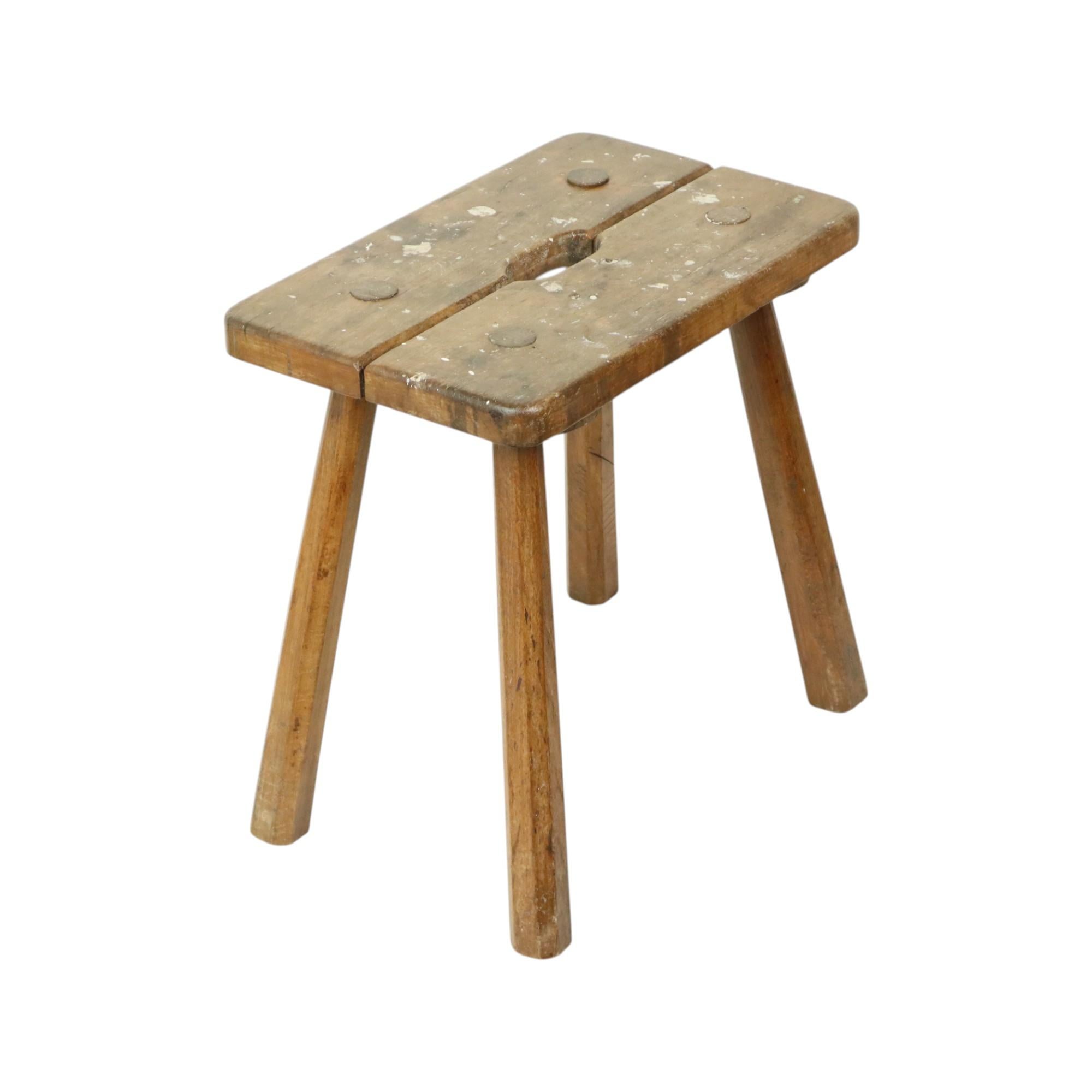 Européen Tabouret de lait de caractère Tabouret en bois massif Rustique en vente