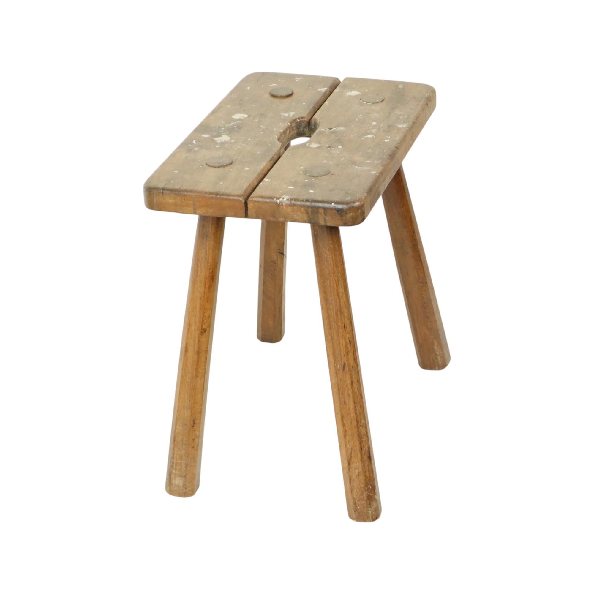 Tabouret de lait de caractère Tabouret en bois massif Rustique Bon état - En vente à Poperinge, BE