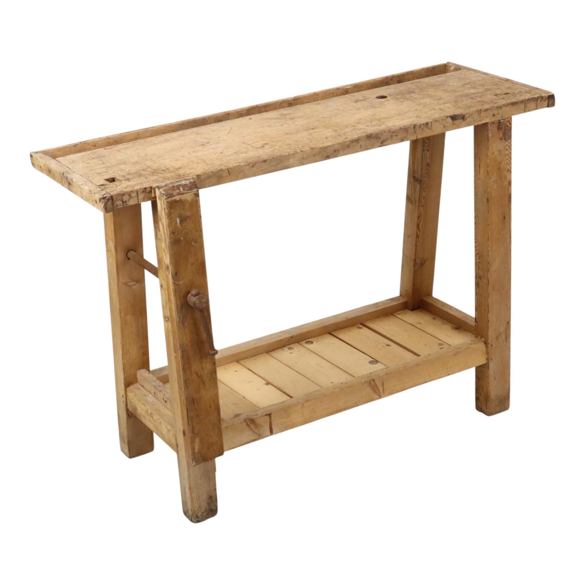 Antico banco da lavoro in legno massiccio con morsa, raro in queste dimensioni, risalente alla metà o alla fine del XX secolo.

Eccezionale e raro in queste dimensioni ridotte; di solito sono molto grandi e ingombranti. Questo modello è molto