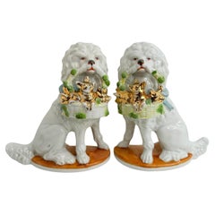 Par de Perros de Porcelana Alemanes Antiguos para Repisa de Chimenea, Década de 1910