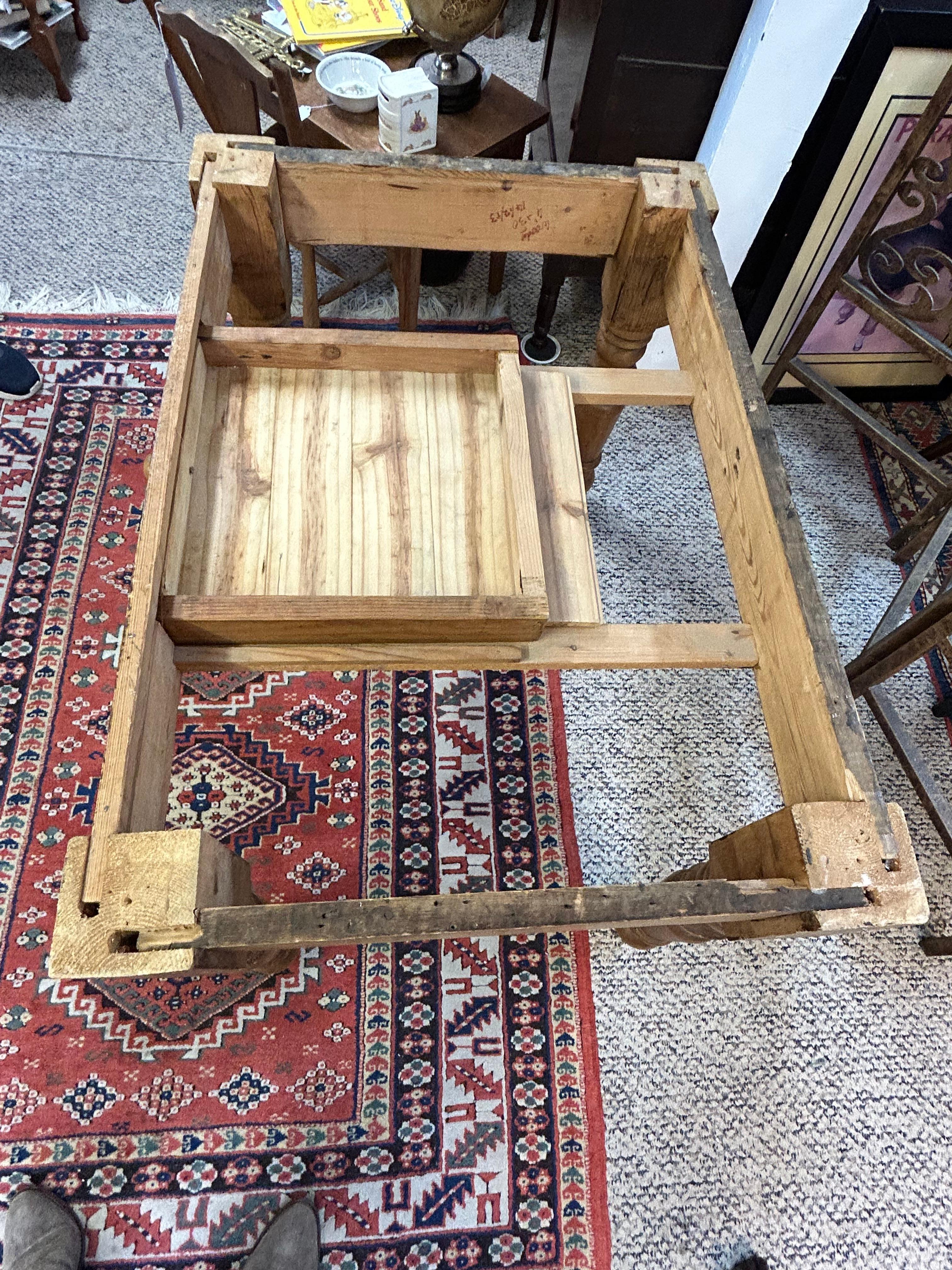 Rustikaler Kiefer-Schreibtisch mit einer Schublade im Angebot 5