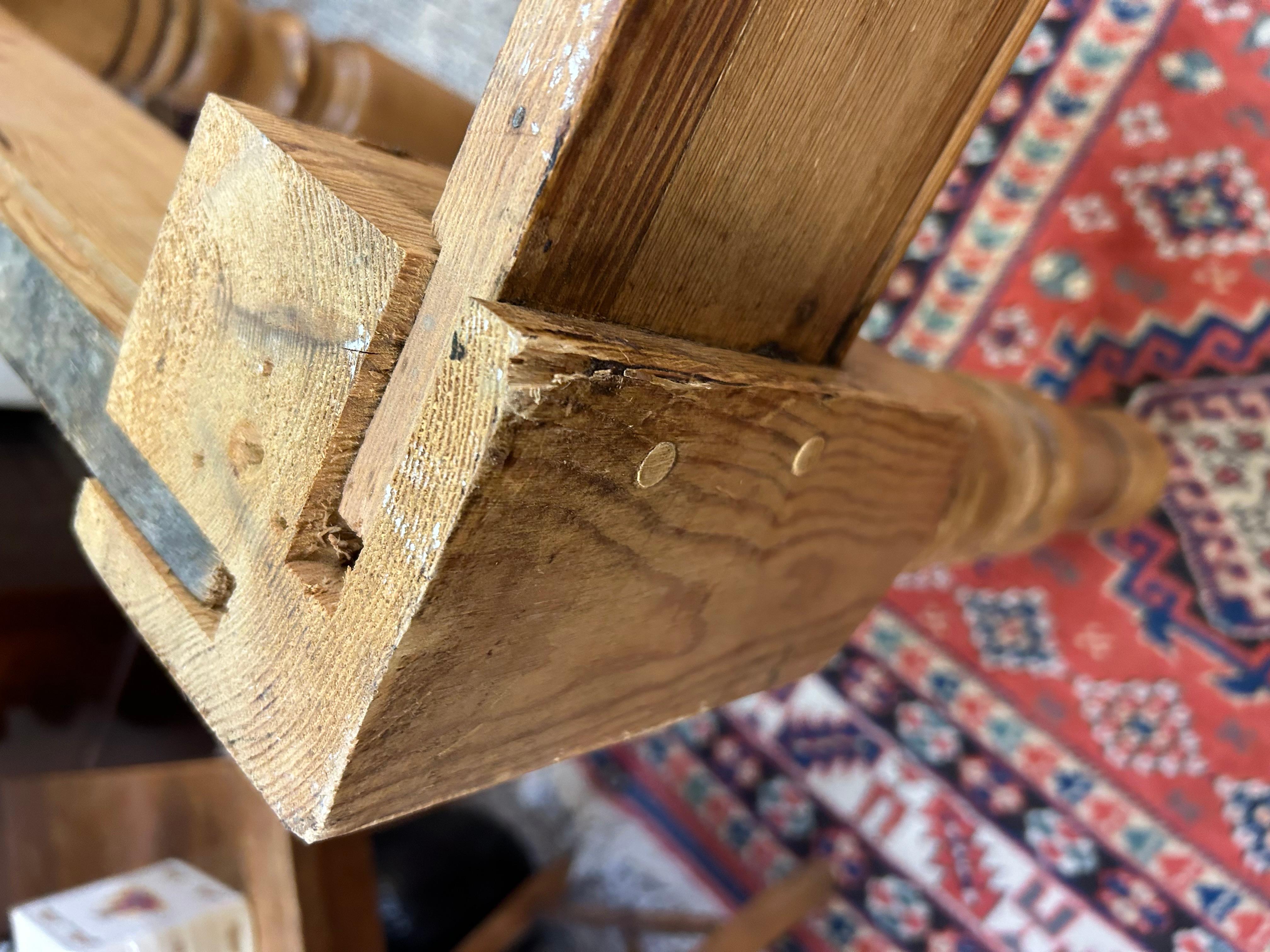 Rustikaler Kiefer-Schreibtisch mit einer Schublade im Angebot 7