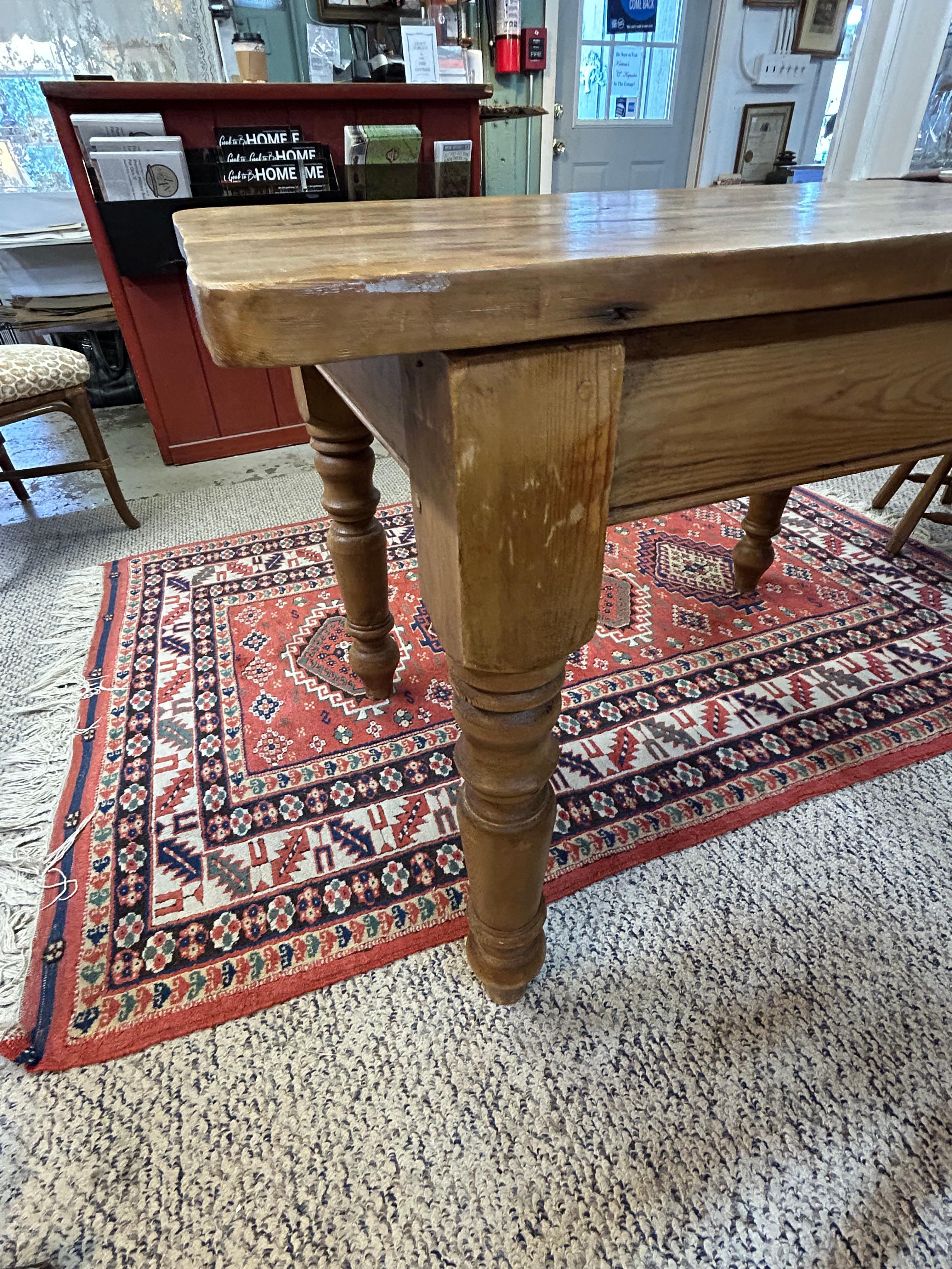 Rustikaler Kiefer-Schreibtisch mit einer Schublade im Angebot 9