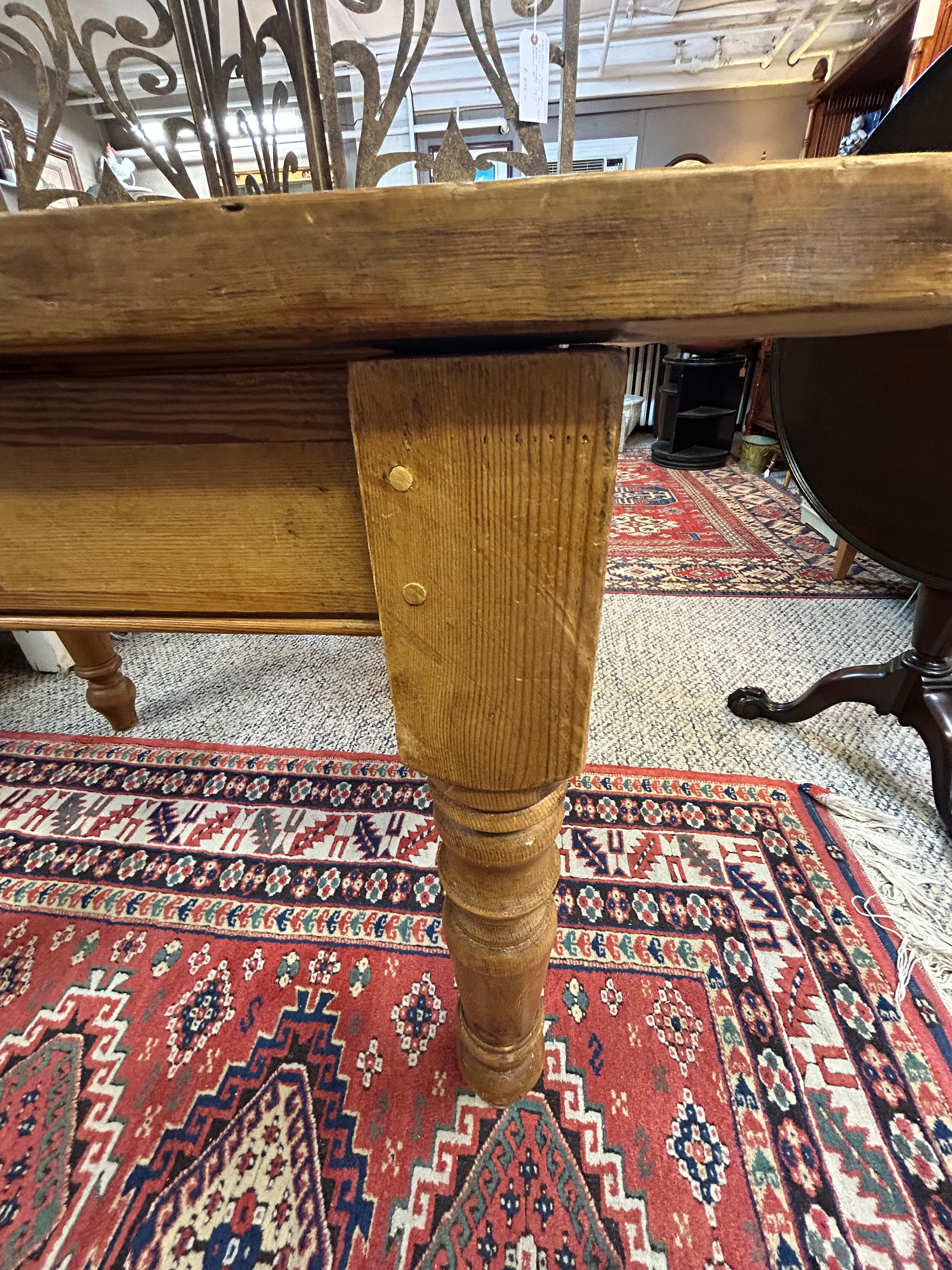 Rustikaler Kiefer-Schreibtisch mit einer Schublade (amerikanisch) im Angebot